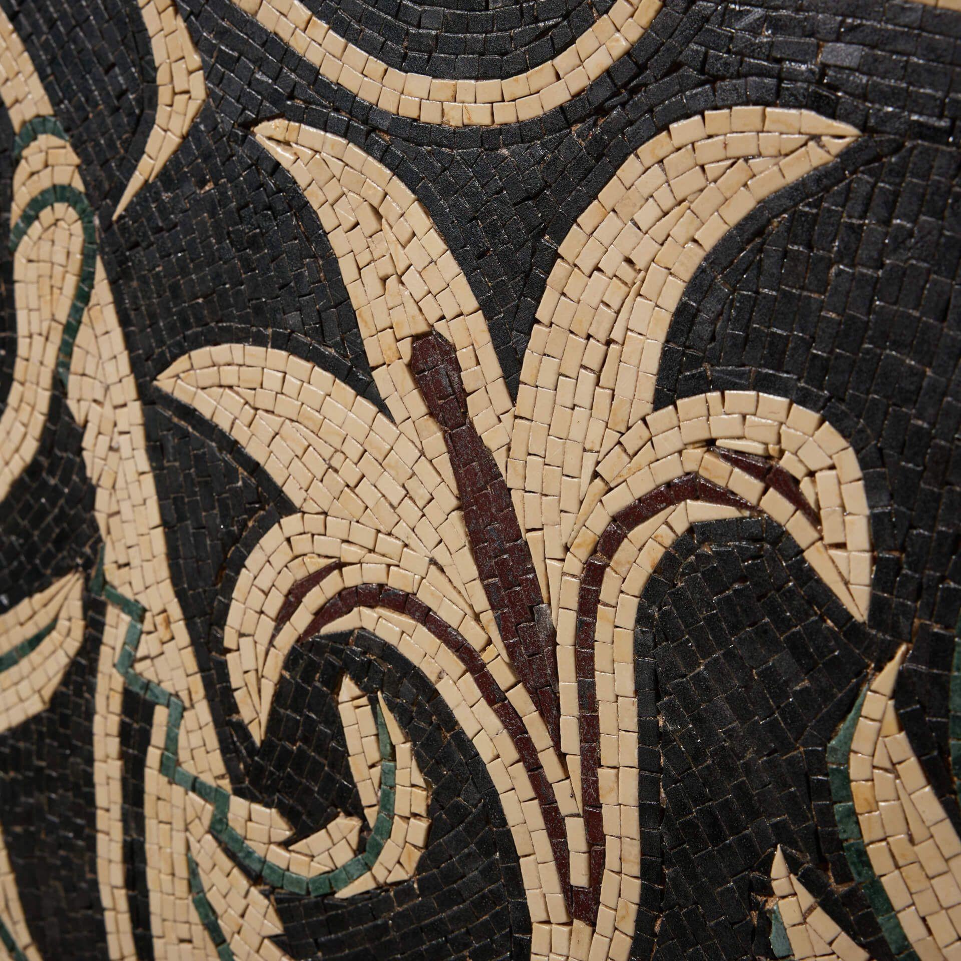 Colgante de pared grande de mosaico floral de estilo romano siglo XX en venta