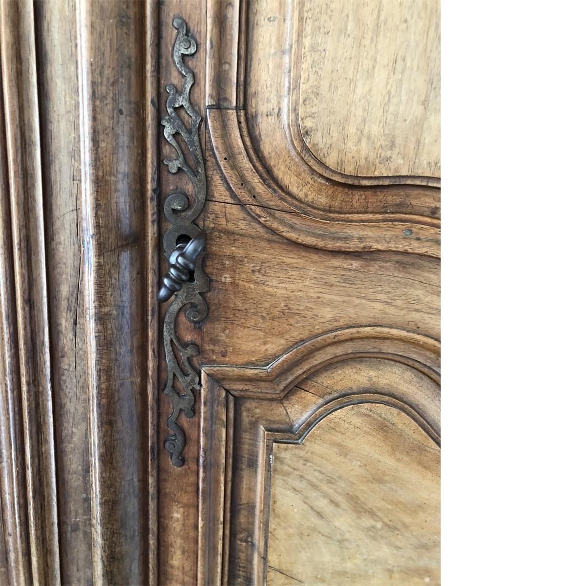 Large Romantic Mid-18th Century Louis XV Provincial Armoire Wardrobe In Good Condition In Hopewell, NJ