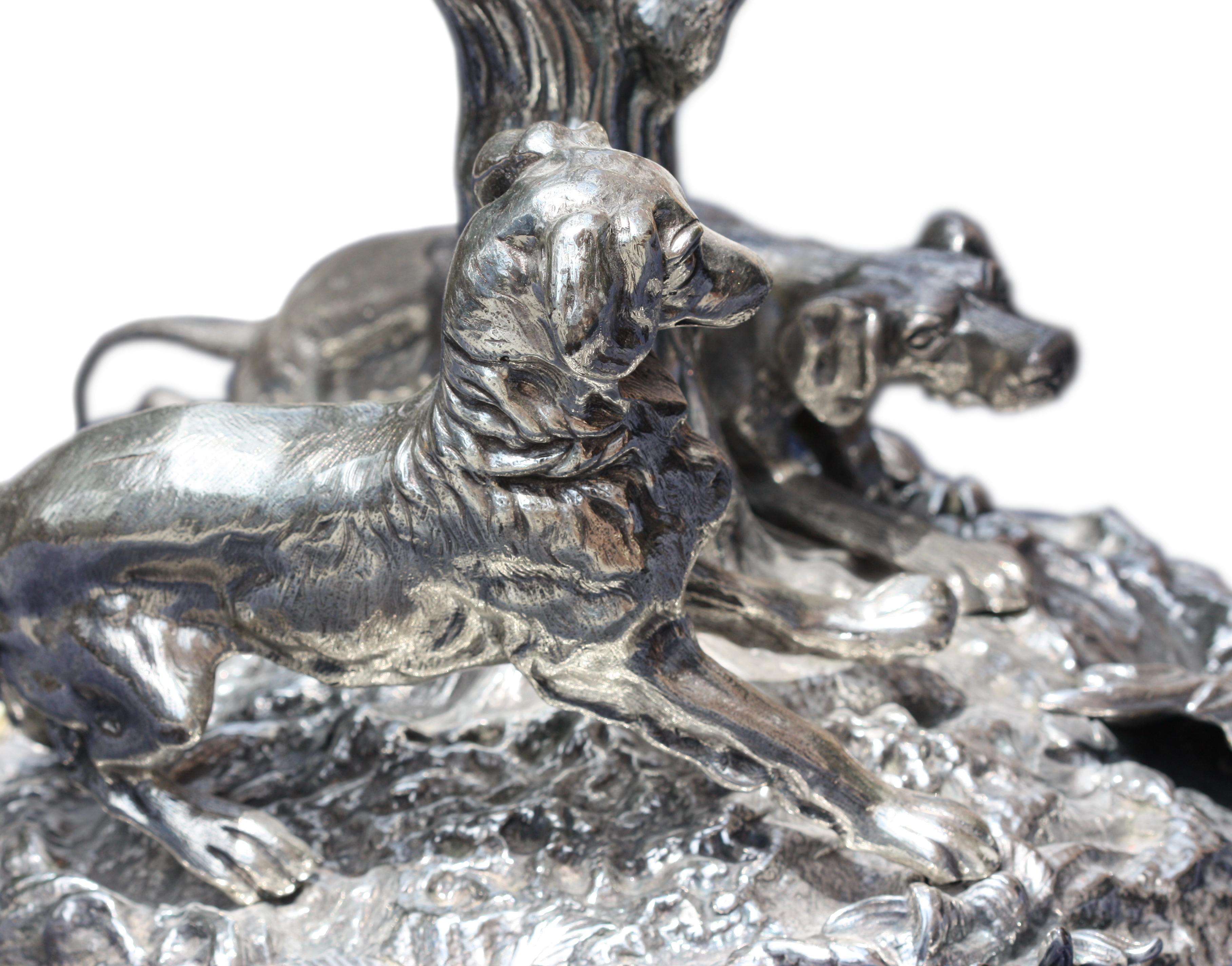 
Großer romantischer versilberter Metallkandelaber mit sechs Lichtern
Unmarkiert. Gegossen als ein mit Ranken umwundener Baum, die Basis als ein mit Blättern bewachsener Hügel, auf dem zwei Hunde vor ihrem Fang stehen.
Höhe 26 Zoll, Durchmesser der