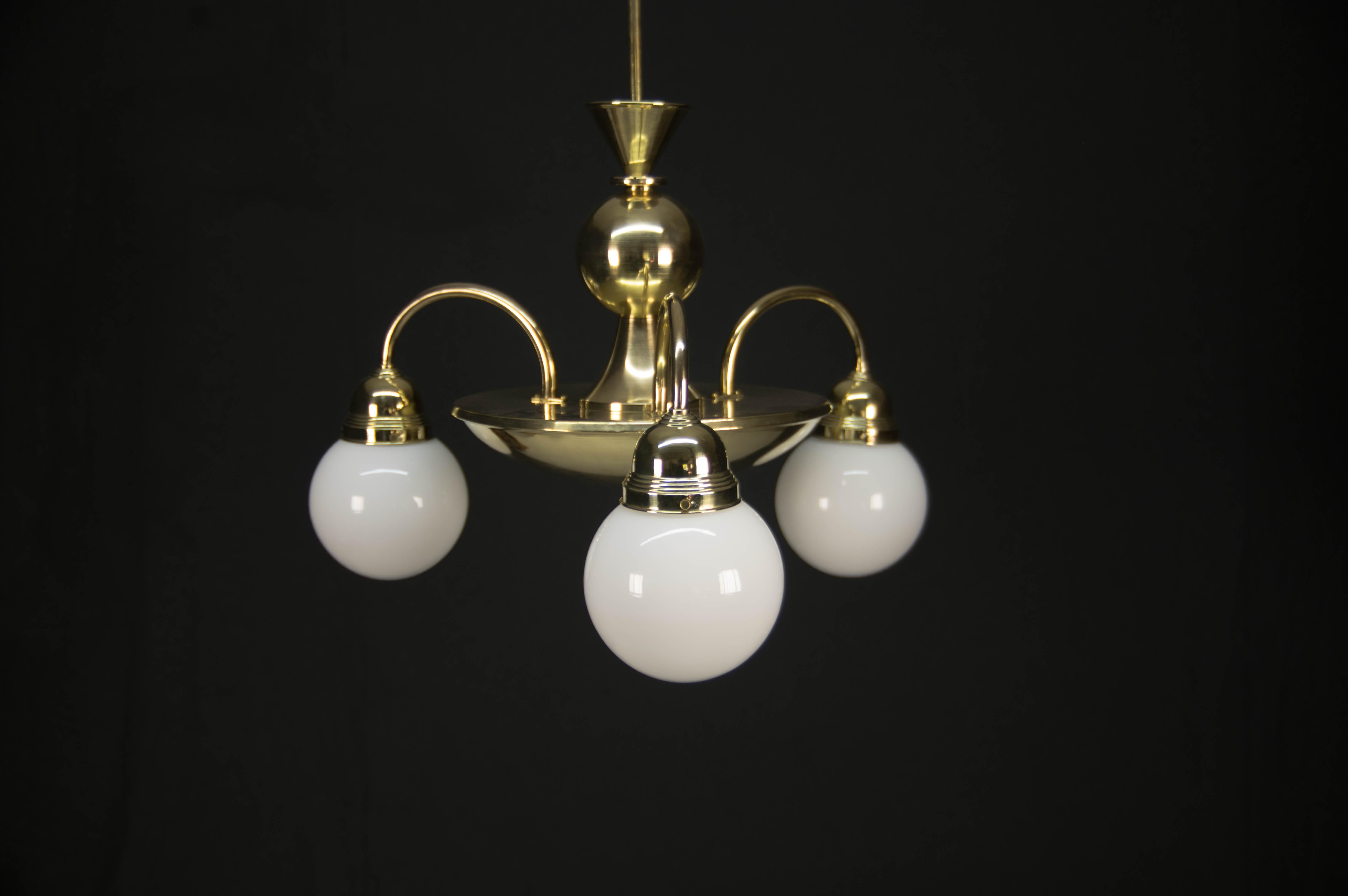 3-flamming rondocubistic brass chandelier.
Completely restored
3x60W, E25-E27 bulbs
Rewired
US wiring compatible.