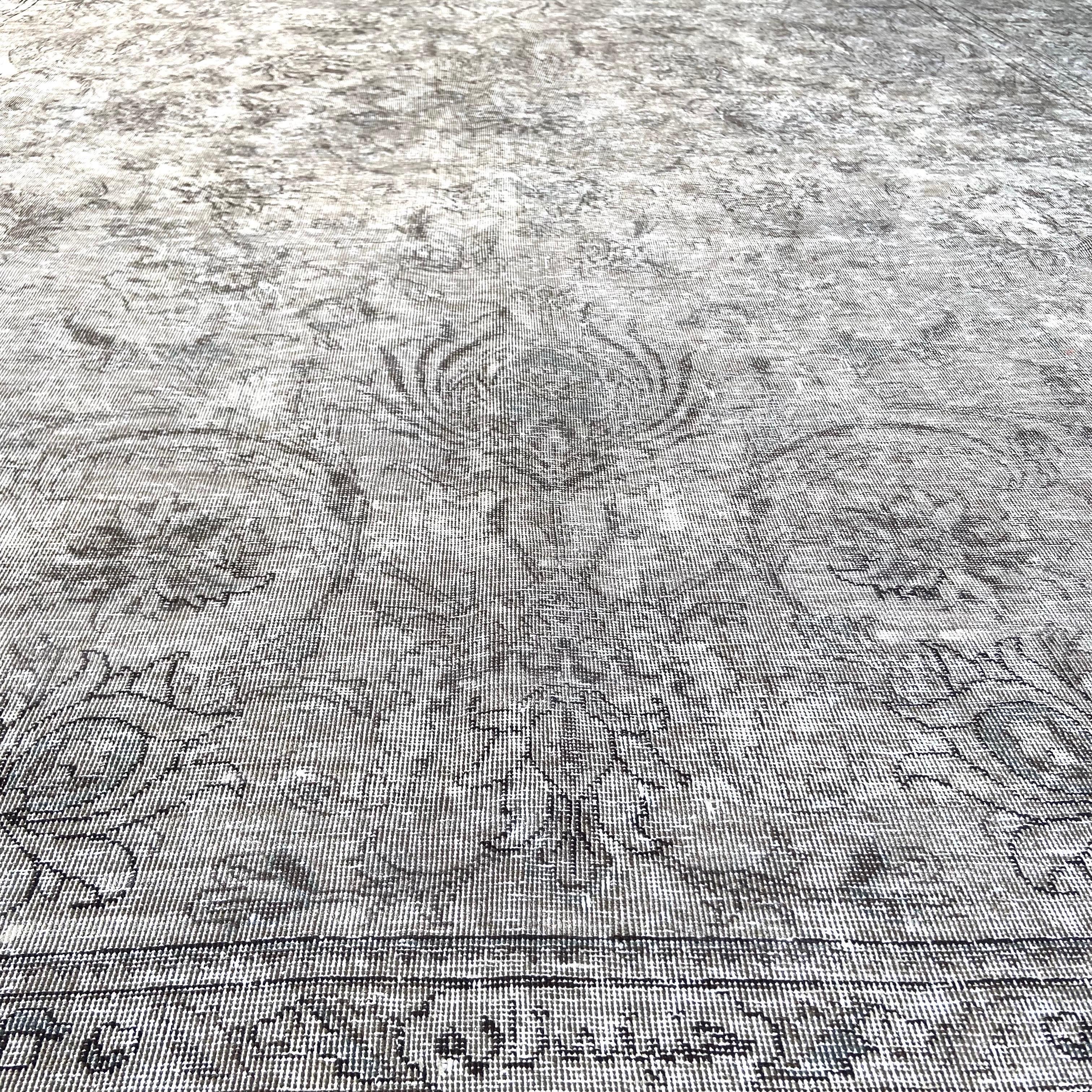Geometrischer türkischer Teppich in Zimmergröße im Angebot 1