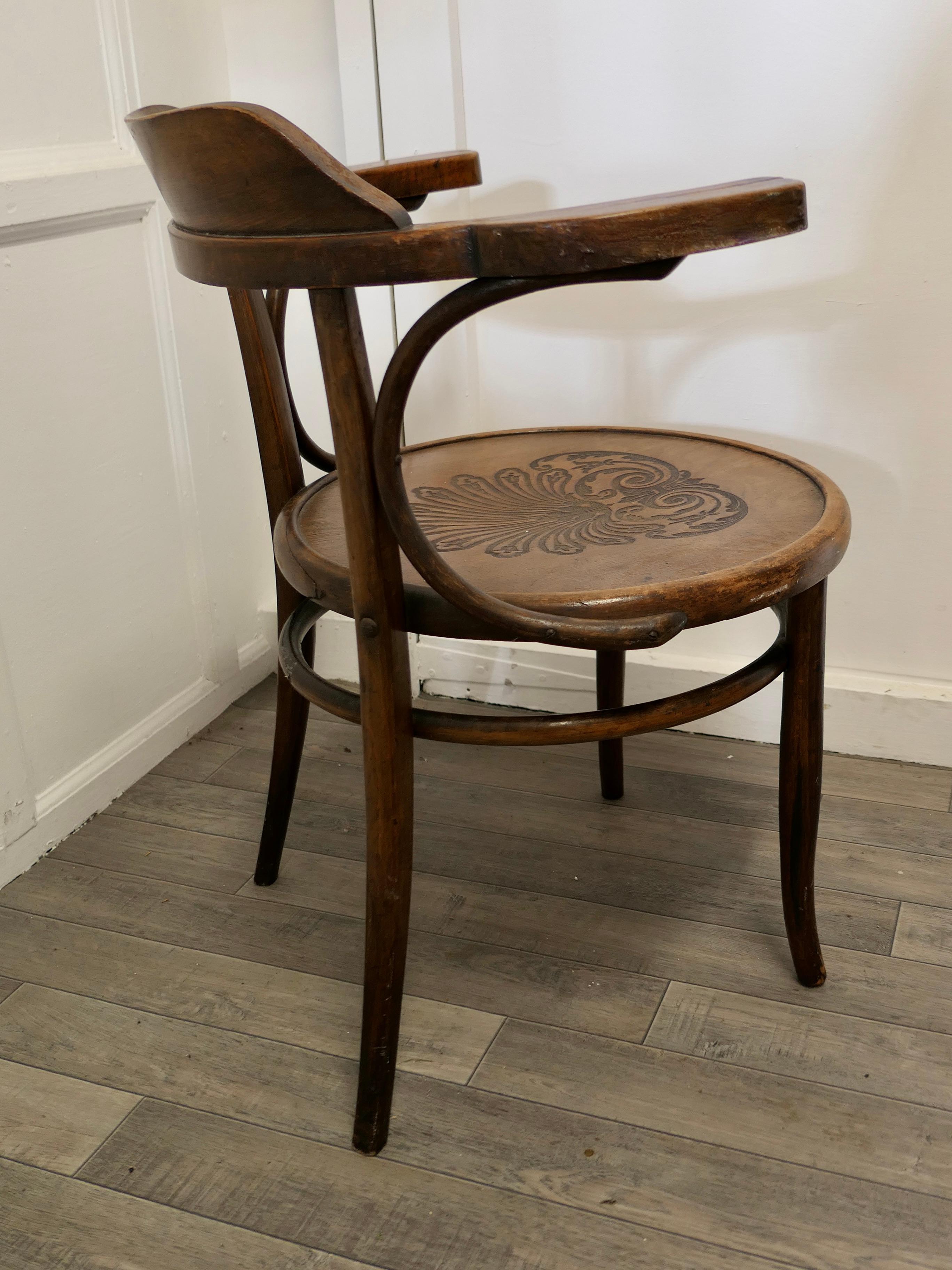 Large Roomy Bentwood Carver Chair In Good Condition In Godshill, Isle of Wight