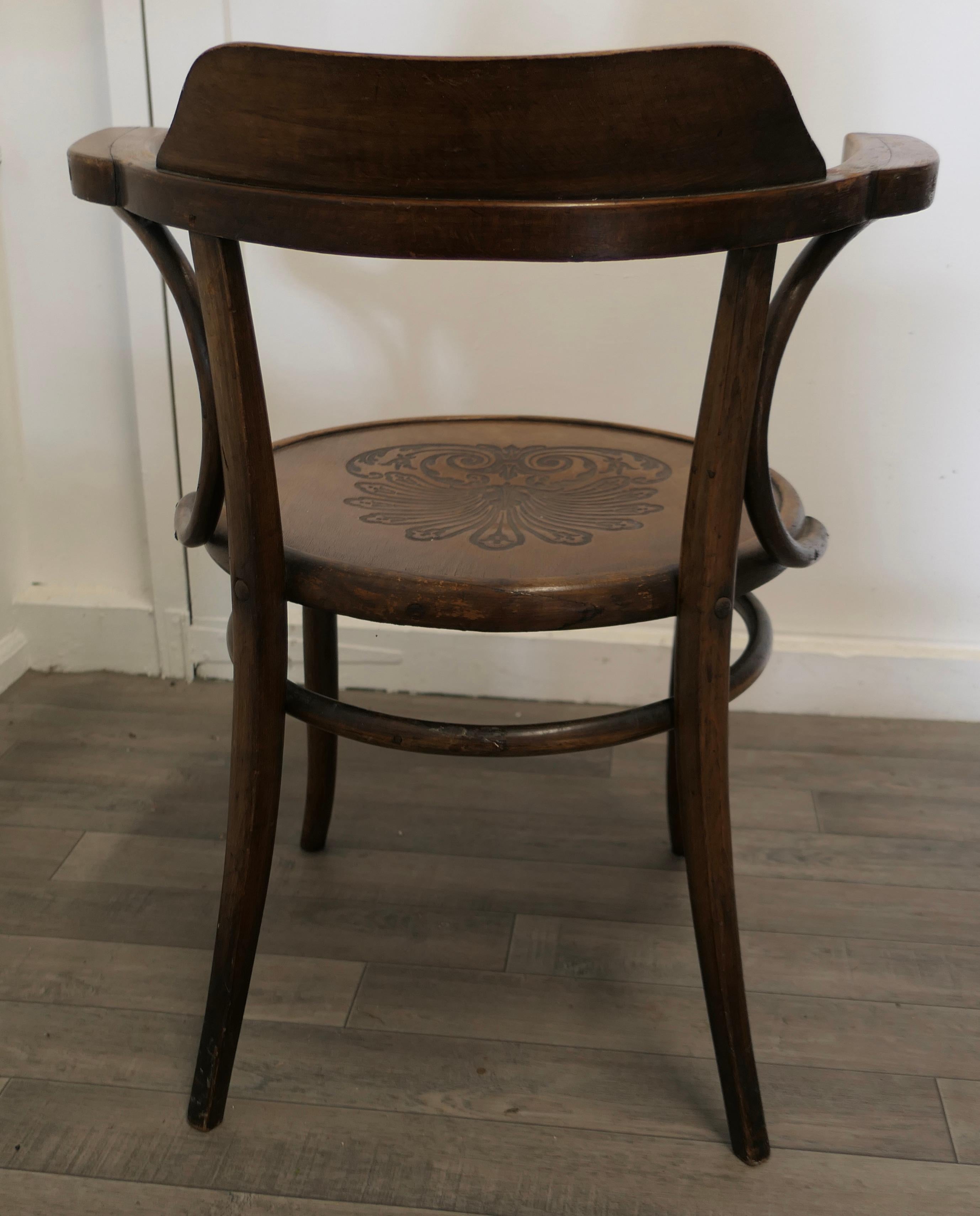 19th Century Large Roomy Bentwood Carver Chair