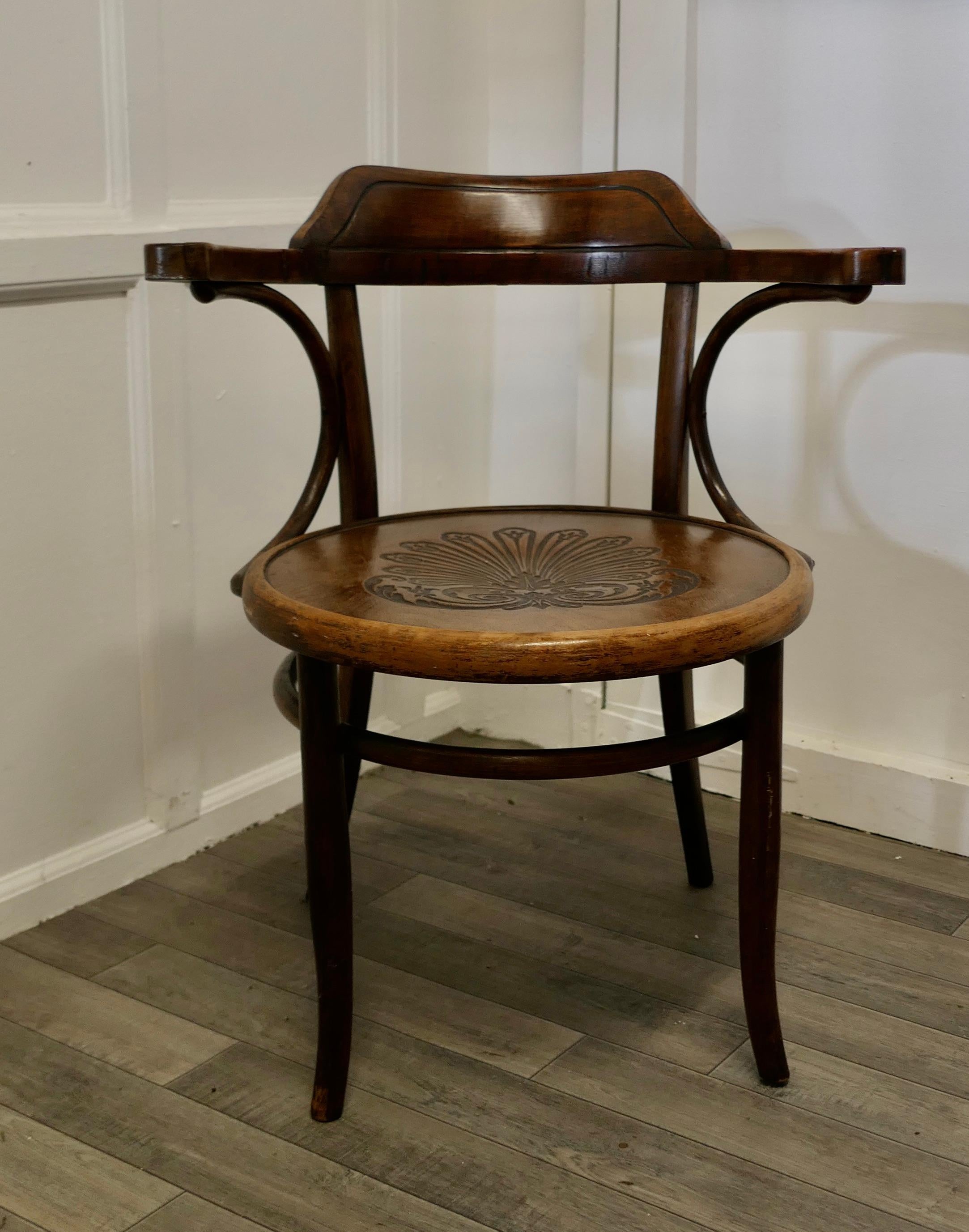 Large Roomy Bentwood Carver Chair 2