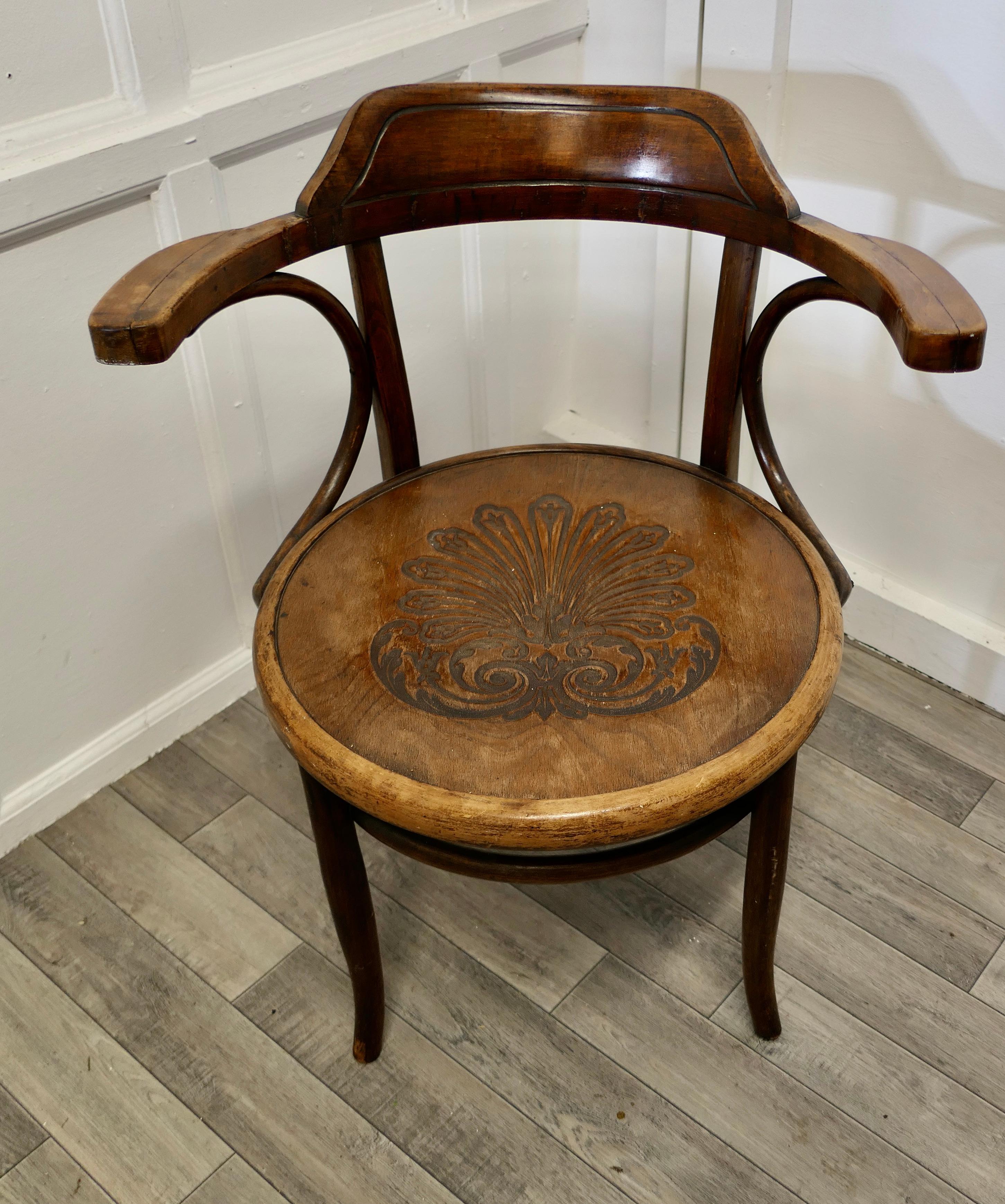 Large Roomy Bentwood Carver Chair 3