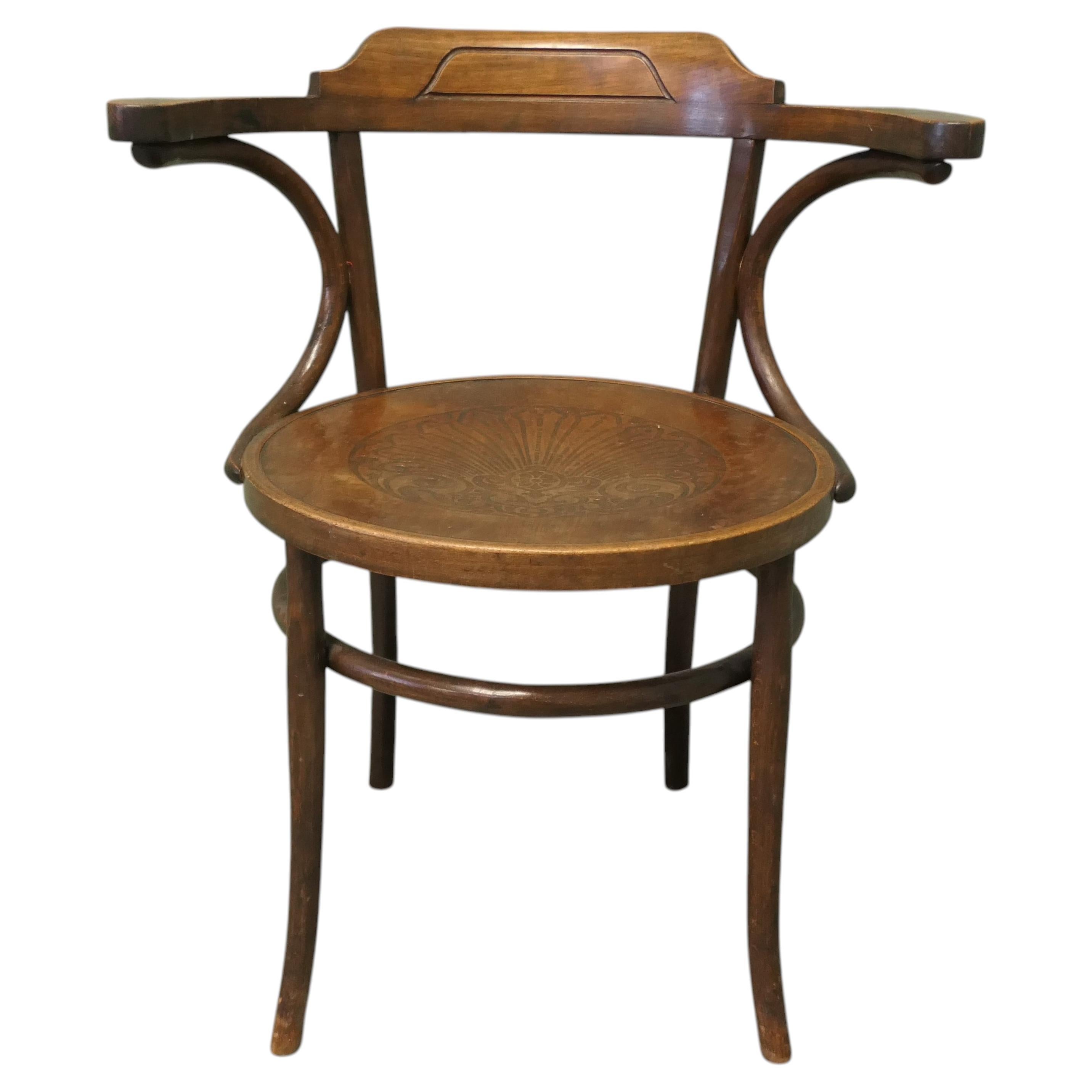Silla Carver grande y espaciosa de madera curvada. Es una pieza única y con mucho encanto