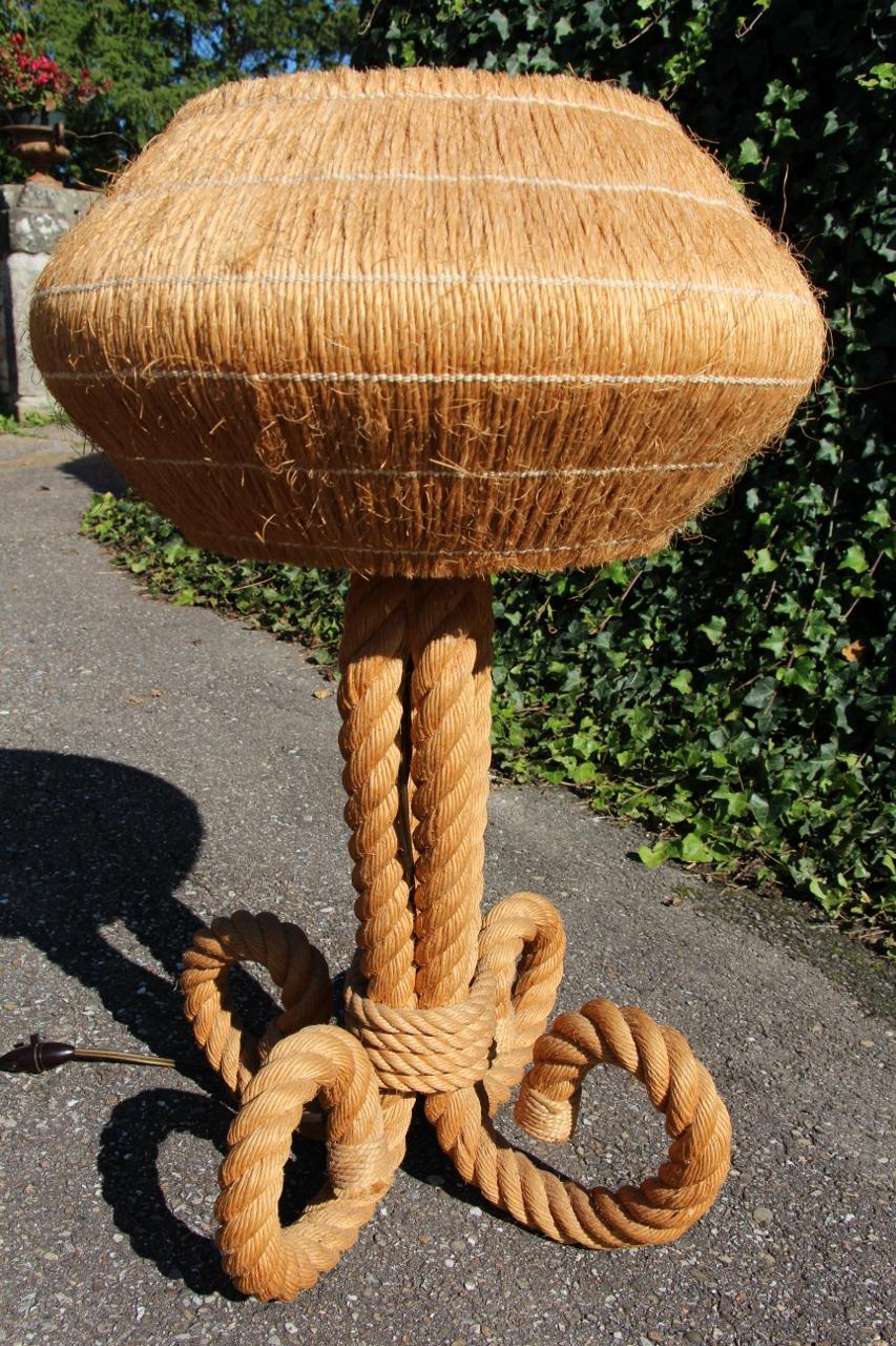 imposante lampe en corde et raphia des années 60 Making Works par audoux minnet en très bon état