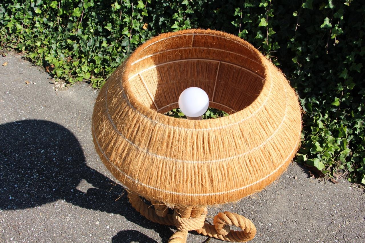 Grande lampe en corde et raphia par Audoux Minnet Bon état - En vente à Charmes, FR