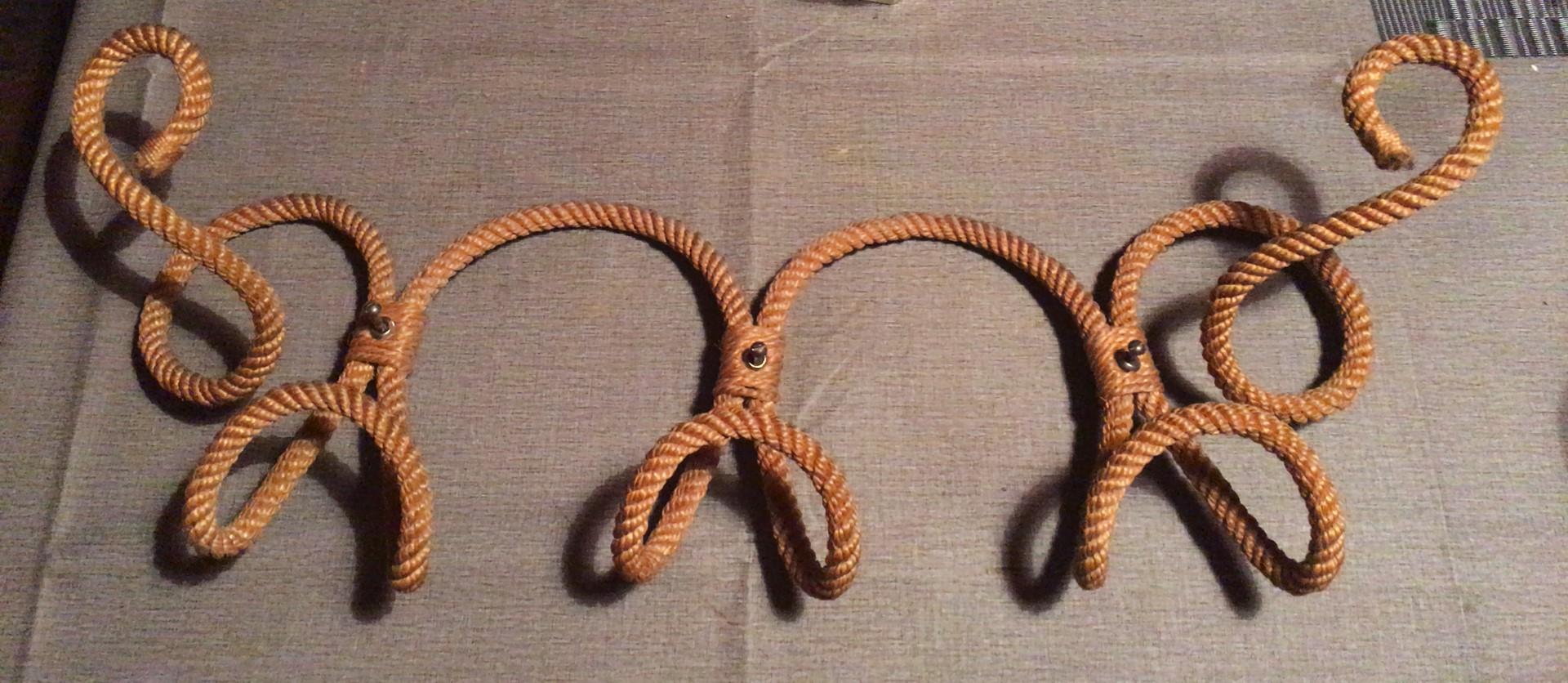Large rope coat rack Audoux-Minet, circa 1960.
Nautical style.
Measures: Length / 25.5 inches.
Height / 8 inches.