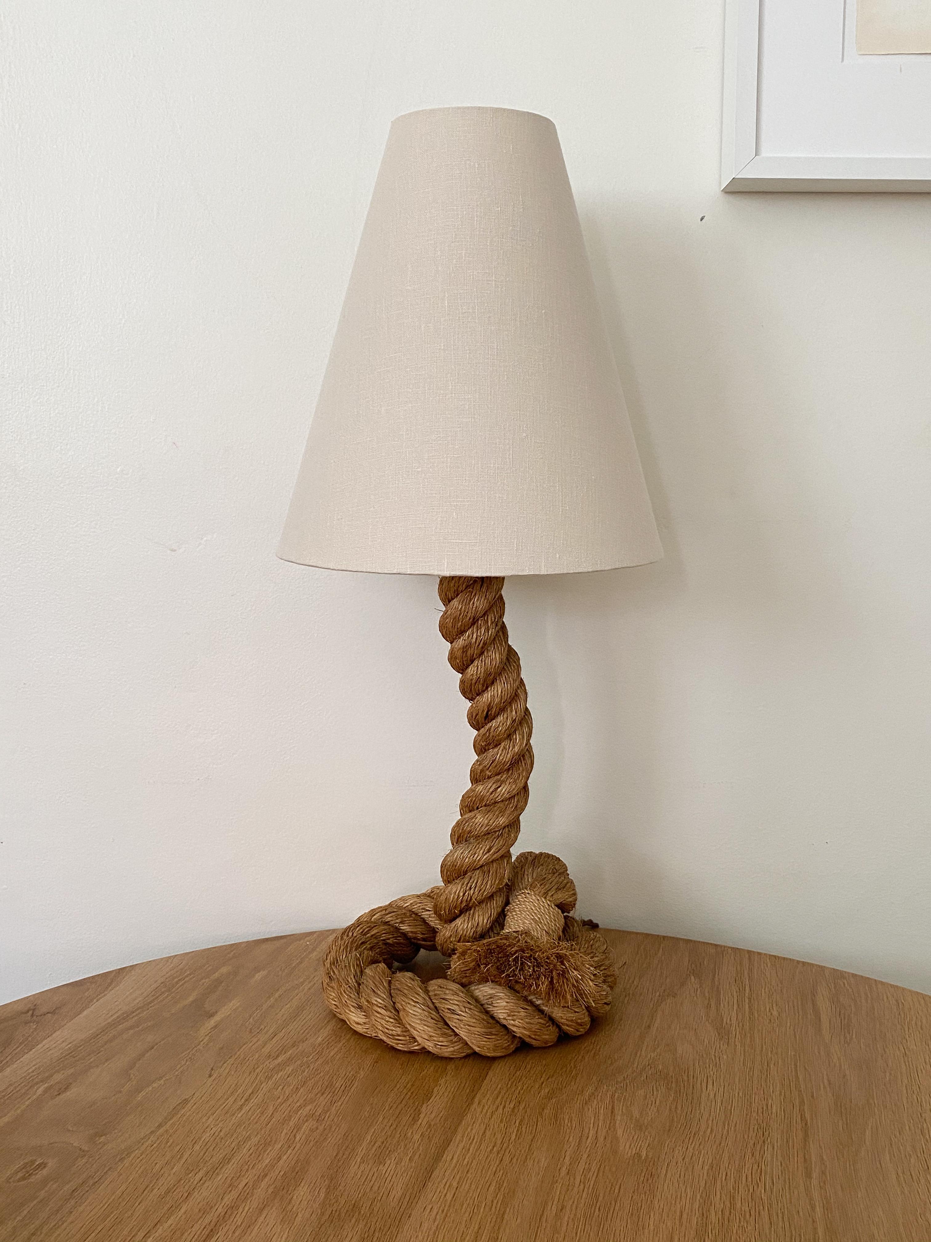Large rope table lamp by Adrien Audoux & Frida Minet, France, 1950s. Beautiful thick rope in twisted sculptural form. Excellent condition. New linen shade and newly re-wired.

Measures: Overall height 28