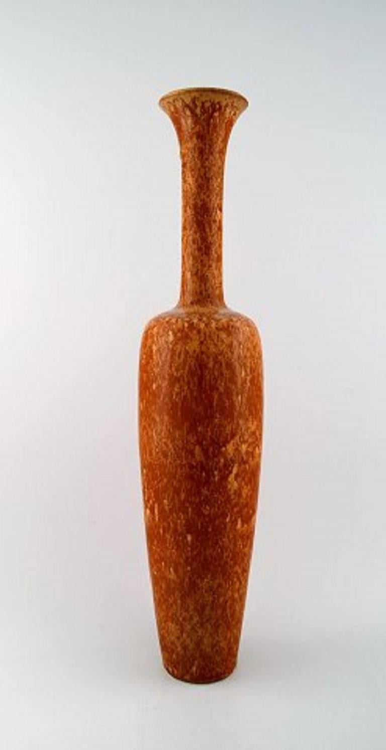Large Rörstrand floor vase in ceramics by Gunnar Nylund.
Measures: 47 cm tall, diameter 9.5 cm.
In perfect condition.
Glaze in brown shades.
2nd factory quality.
Stamped.