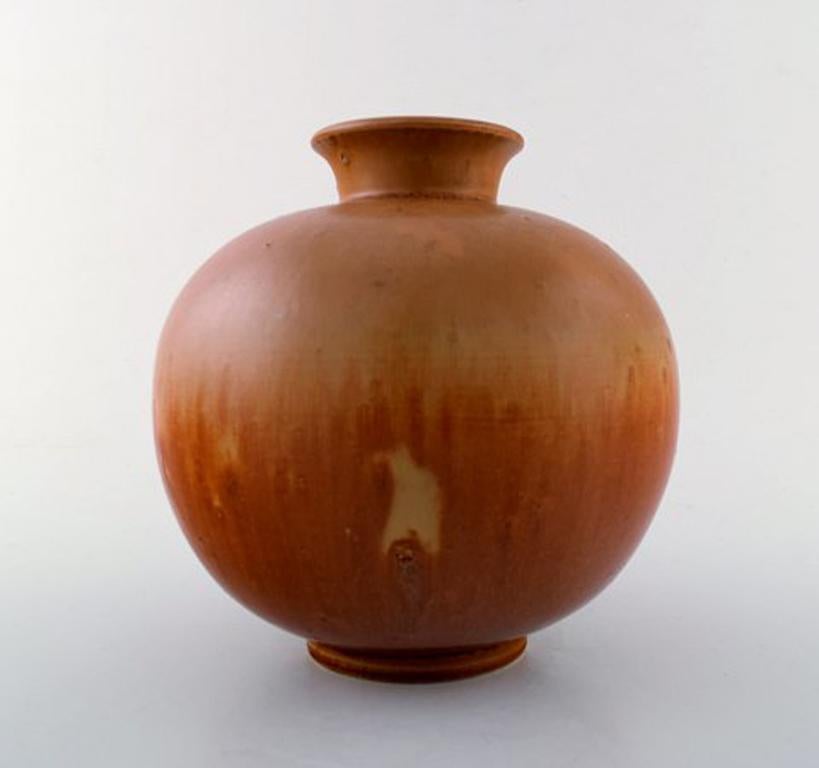 Large Rörstrand / Rorstrand stoneware vase in rare shape by Gunnar Nylund.
Measures: 18 cm x 18 cm.
In perfect condition.
Beautiful glaze in brown shades.
Stamped.