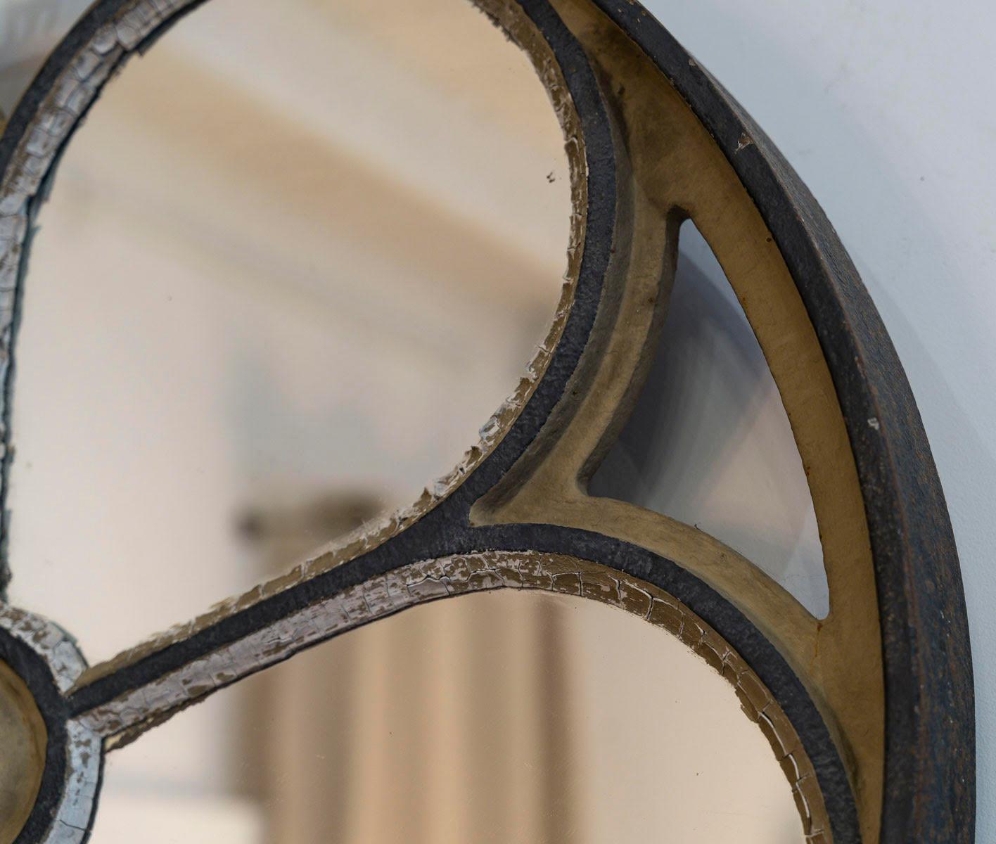 Große Rosette des Baltard-Pavillons, in einen Spiegel verwandelt, Gusseisen.

Rosette aus einem der zerstörten Baltard-Pavillons, umgewandelt in einen Spiegel, 19. Jahrhundert, Napoleon III, Gusseisen.
H: 83cm, T: 8cm