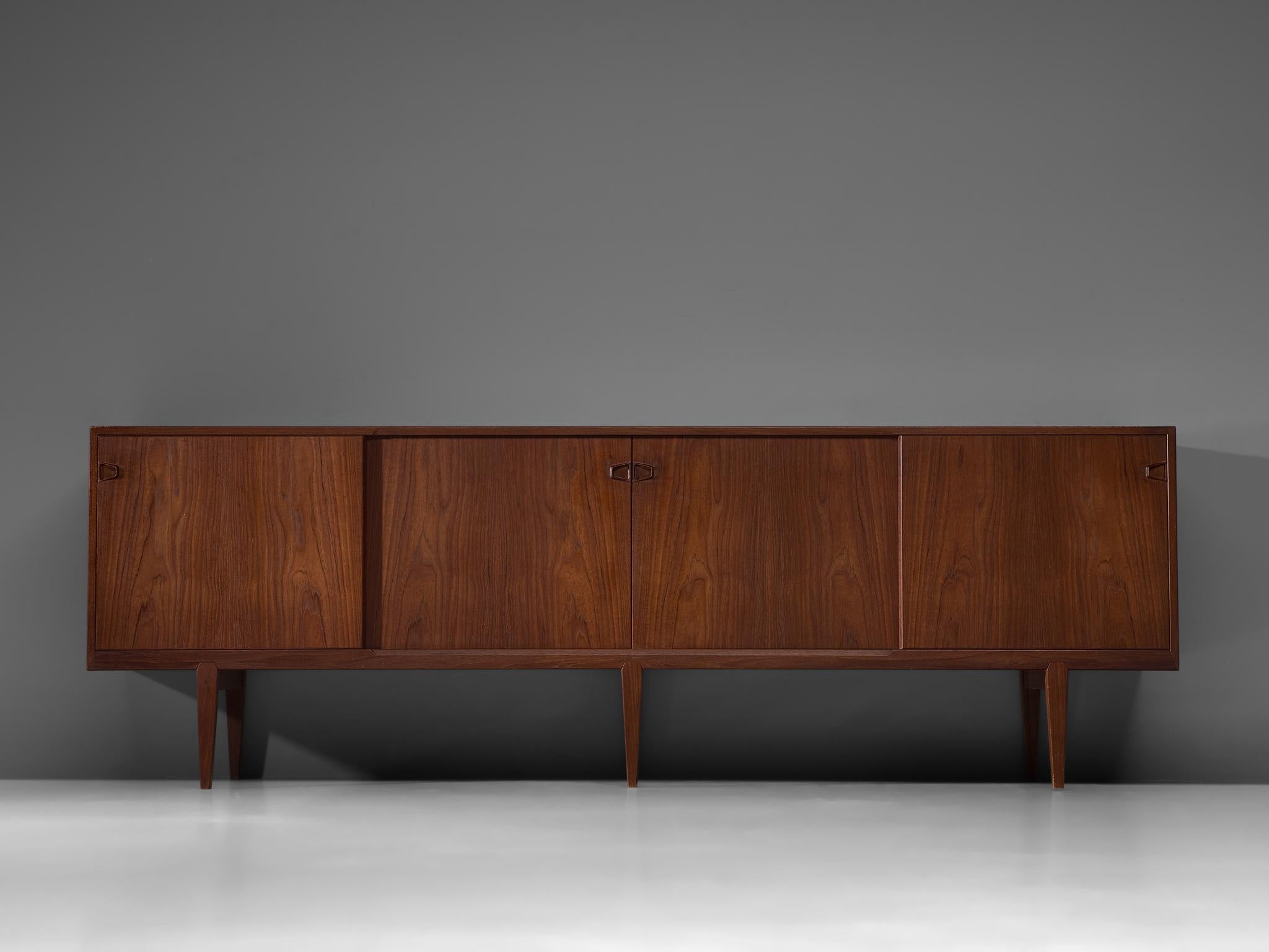 Rosengren Hansen for Brande, sideboard, teak, Denmark, 1960s.

Well-designed long sideboard by Rosengren Hansen, which features a simplistic design with sharp lines. This modern sideboard has four compartments which you can access through sliding
