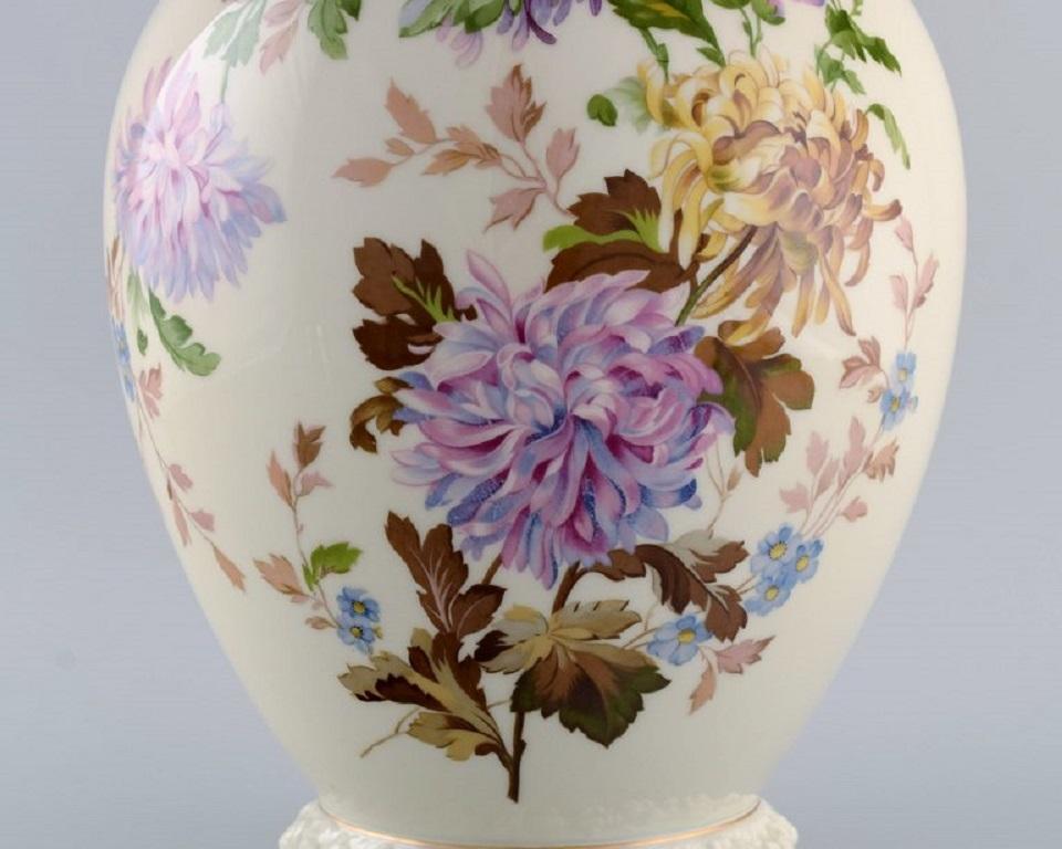 Allemand Grand vase à couvercle Chrysanthème de Rosenthal en porcelaine de couleur crème en vente