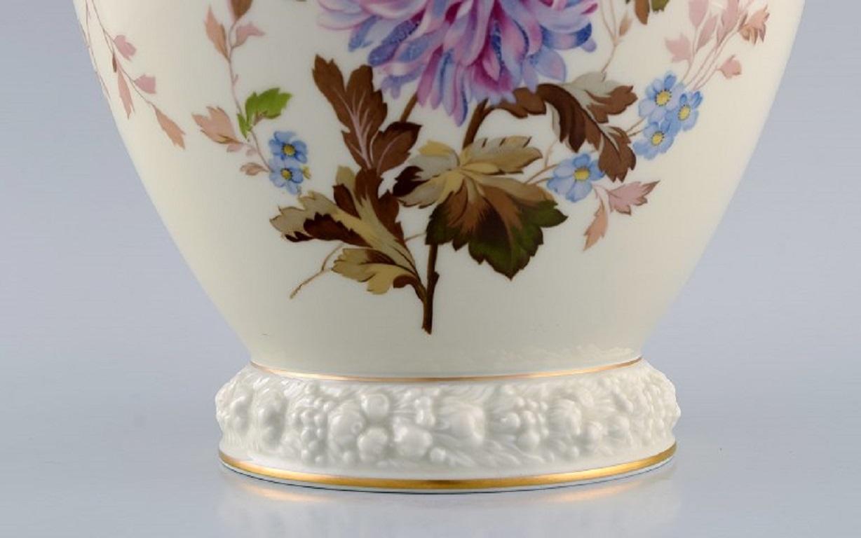Peint à la main Grand vase à couvercle Chrysanthème de Rosenthal en porcelaine de couleur crème en vente