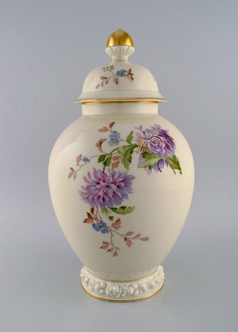 Large Rosenthal Chrysanthemum Lidded Vase in Cream-Colored Porcelain In Excellent Condition For Sale In Copenhagen, DK