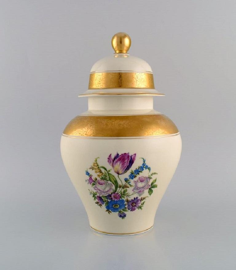 Large Rosenthal lidded vase in cream-colored porcelain with hand-painted flowers and gold leaf decoration. Mid-20th century.
Measures: 31.5 x 20 cm.
In excellent condition.
Stamped.
