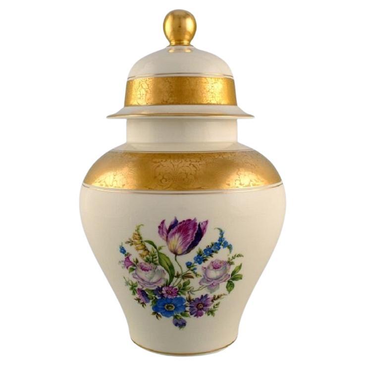 Große Vase mit Rosenthal-Deckel aus cremefarbenem Porzellan mit handbemalten Blumen