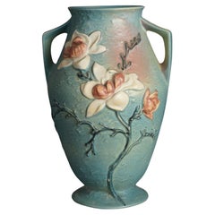 Grand vase en poterie d'art Roseville, Magnolia en bleu, signé, C1940