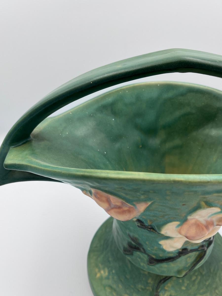 Grand vase jardinière en céramique verte Roseville Magnolia en vente 1