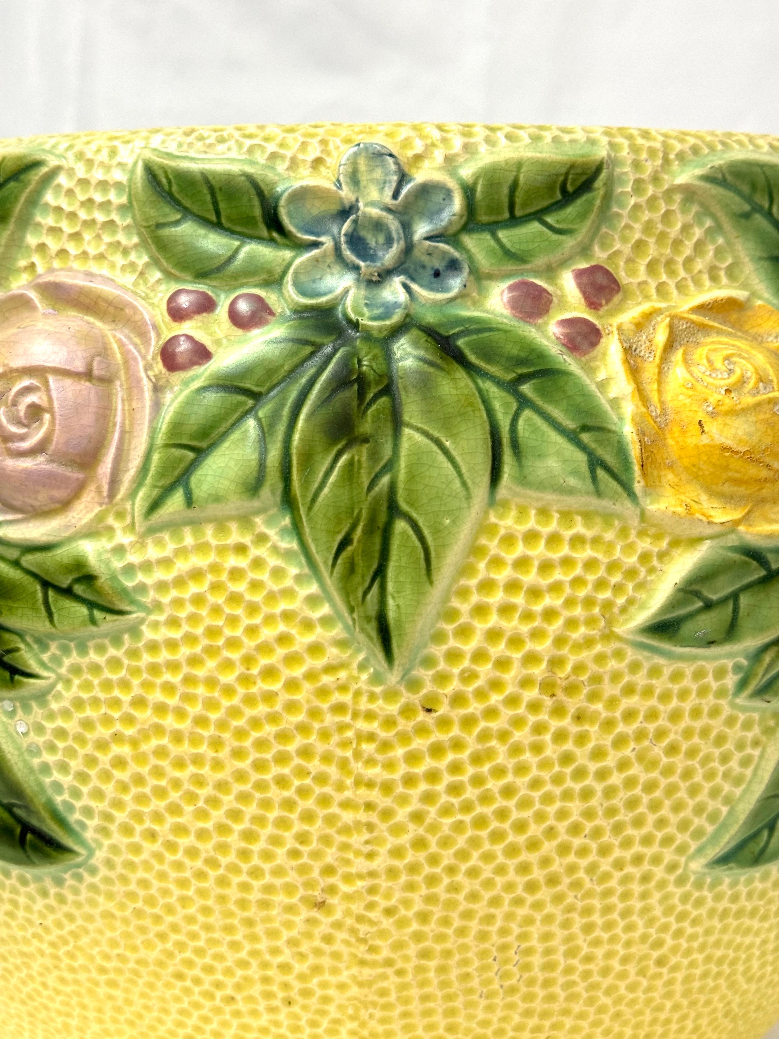 Große florale Roseville Rozane-Jardinière aus Keramik mit Blumenmuster im Angebot 9