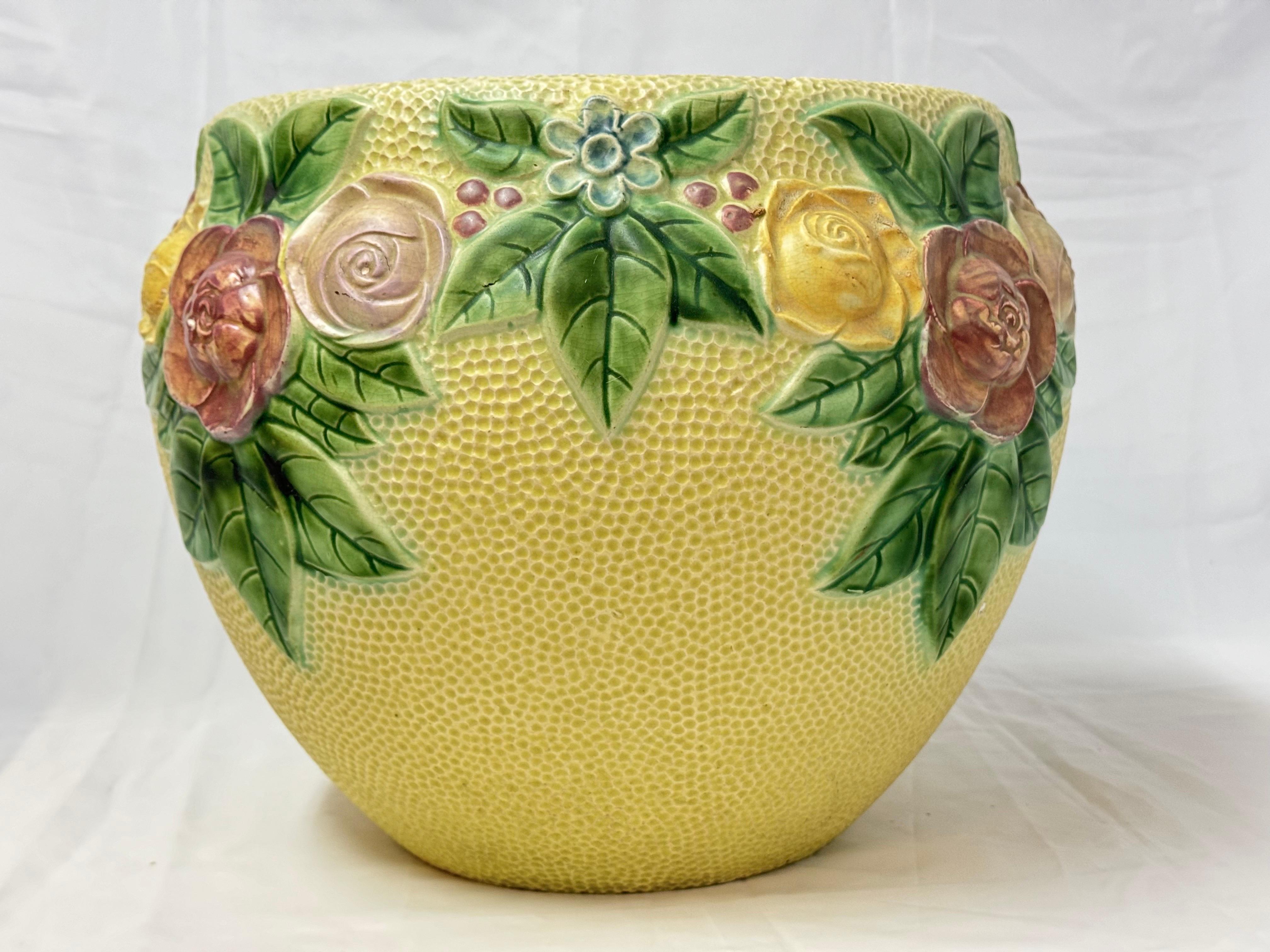 Große florale Roseville Rozane-Jardinière aus Keramik mit Blumenmuster im Zustand „Gut“ im Angebot in Redding, CT