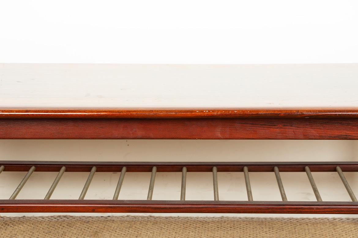Large rosewood and metal tube coffee table, on two levels, Denmark 1960s. In Excellent Condition For Sale In JOINVILLE-LE-PONT, FR