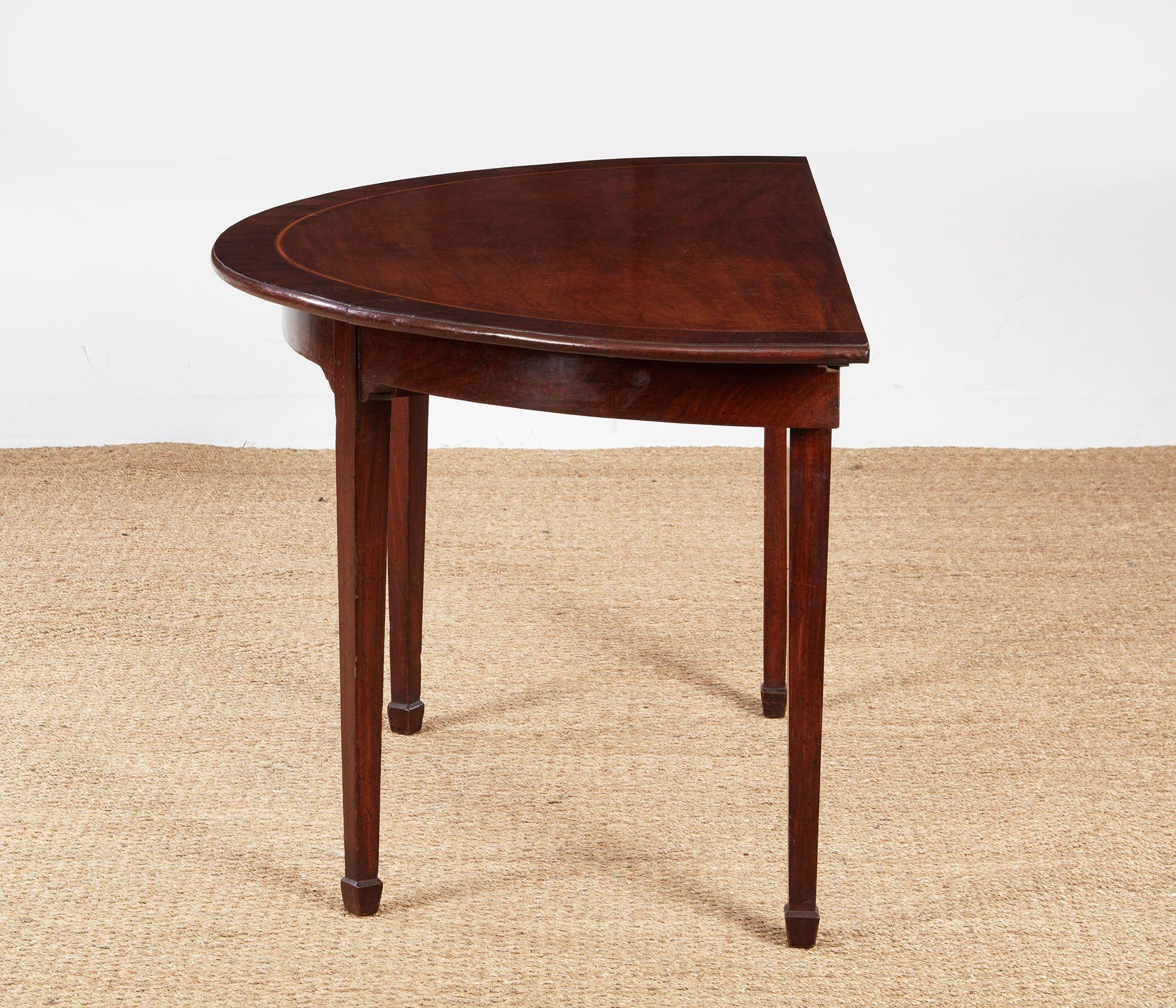 Large Rosewood Banded Mahogany Dining Table In Good Condition For Sale In Greenwich, CT