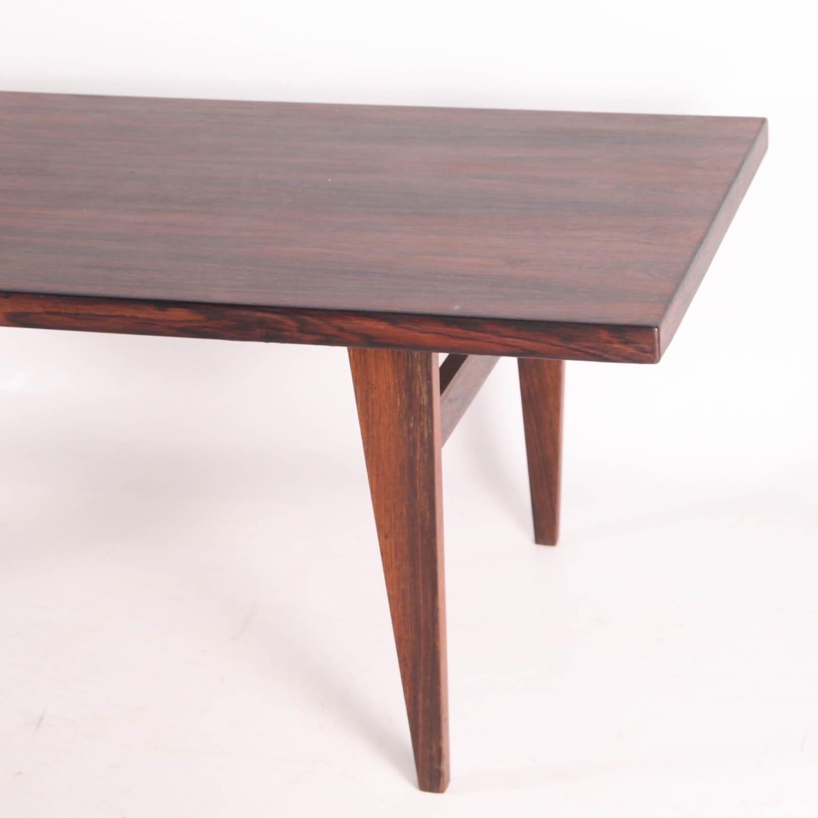 Très grande table basse scandinave en bois de rose de Rio des années soixante-dix. 
Excellente qualité et bon état. Rare. 