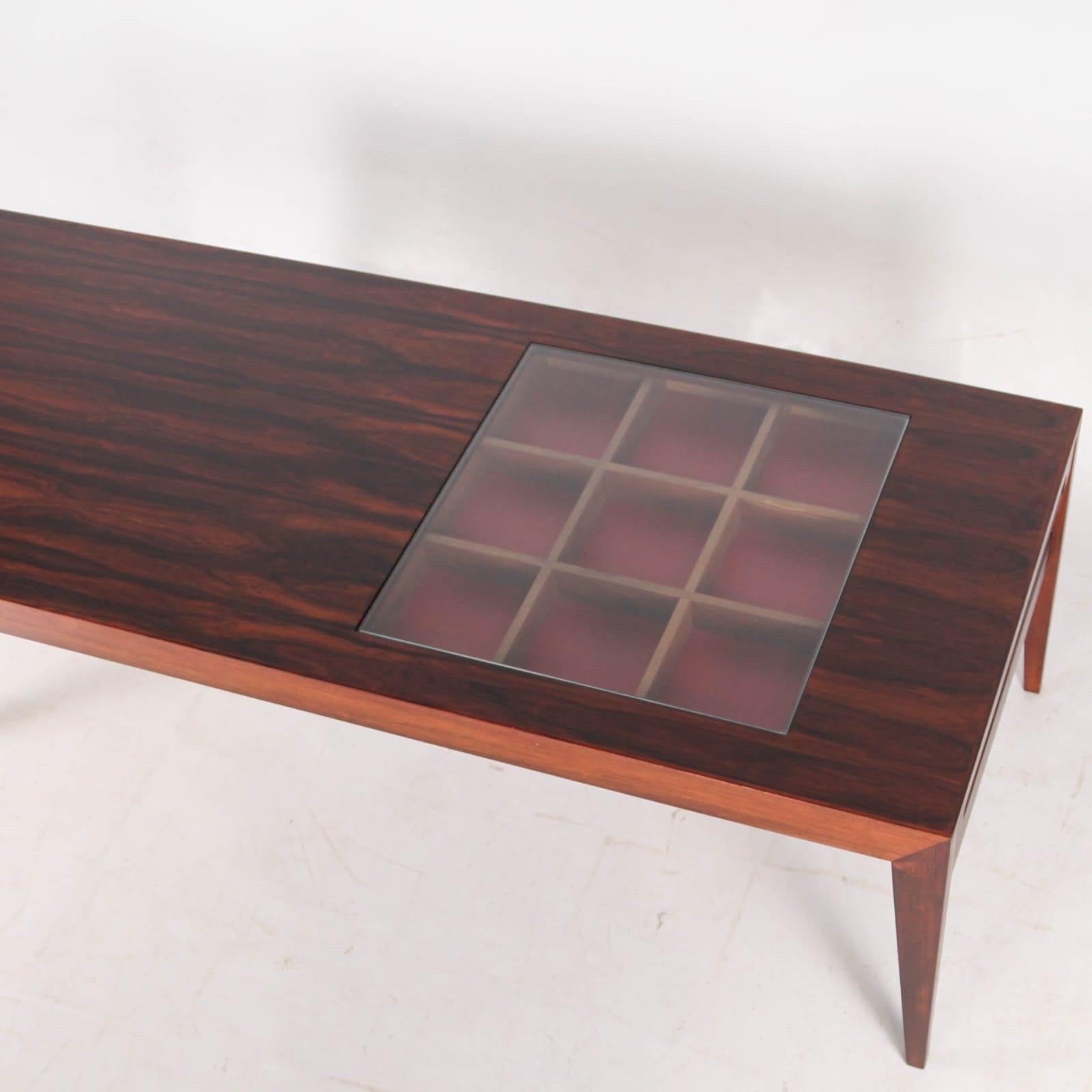 Milieu du XXe siècle Grande table basse en bois de rose en vente