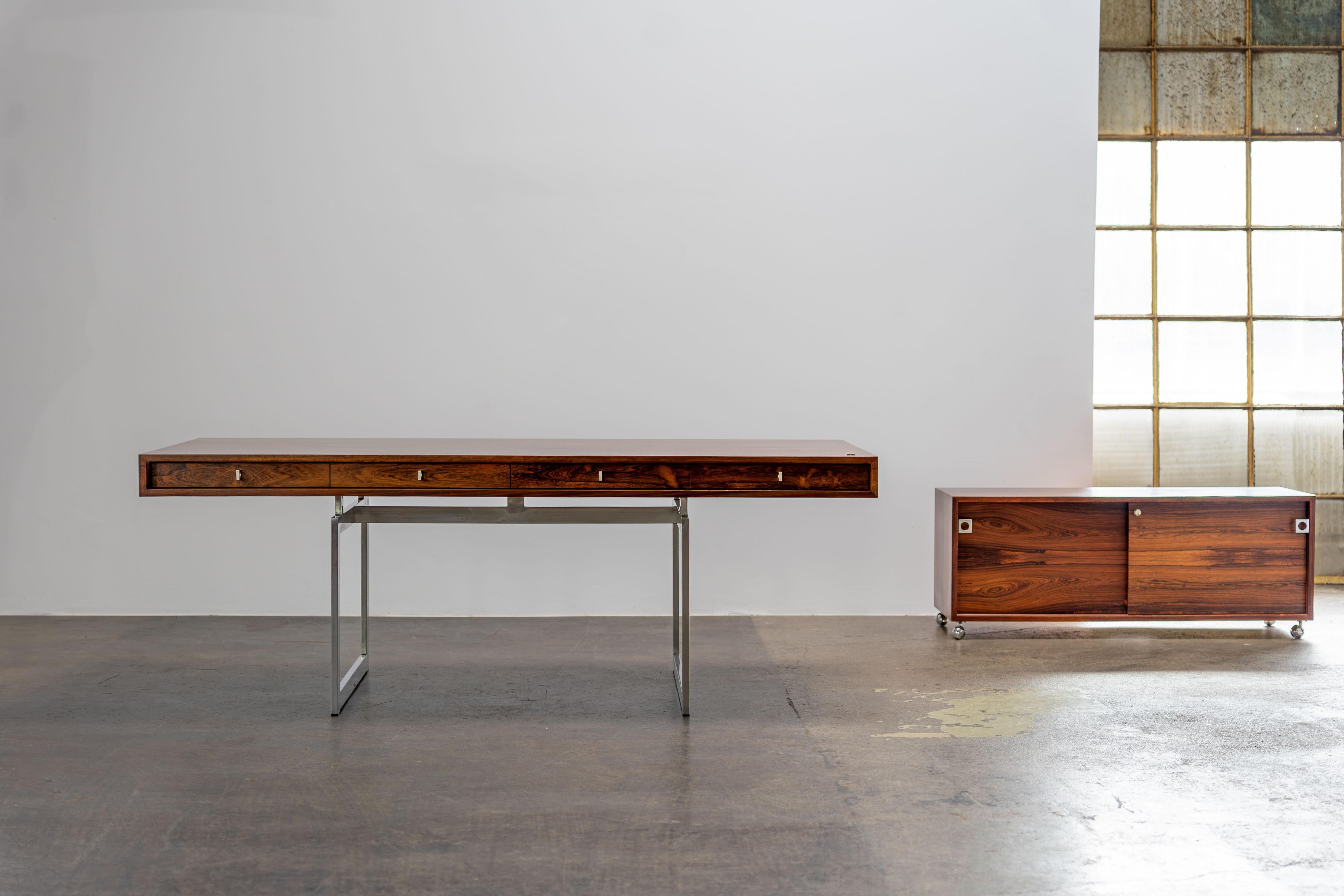 Großer freistehender Schreibtisch und Anrichte von Bodil Kjaer, Modell 901, fachmännisch gefertigt aus edlem Palisanderfurnier und verchromtem Metallgestell. Dieses außergewöhnliche Set, das von E. Pedersen & Søn in Dänemark hergestellt wurde,