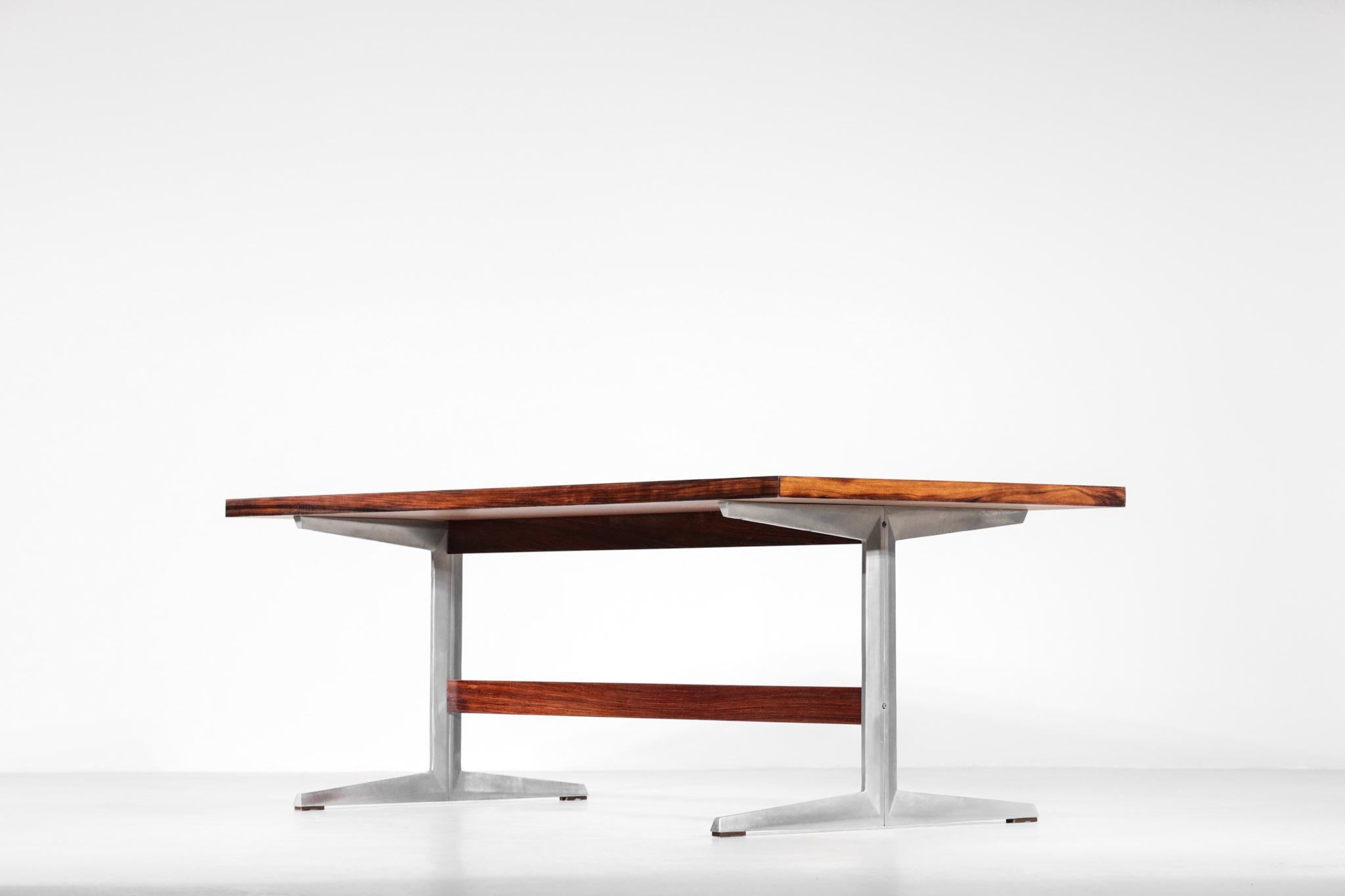 Scandinavian dining table attributed to Arne Jacobsen.
Made of amazing rosewood.