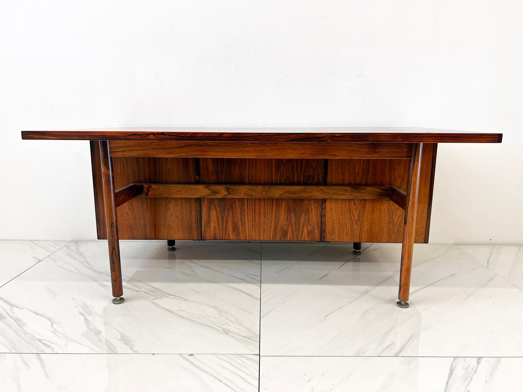 Grande scrivania direzionale in legno di palissandro, Jens Risom, tiranti a Y, anni '60 in vendita 4