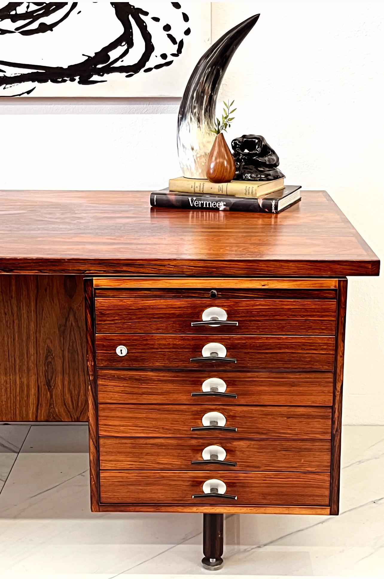 Mid-Century moderno Grande scrivania direzionale in legno di palissandro, Jens Risom, tiranti a Y, anni '60 in vendita