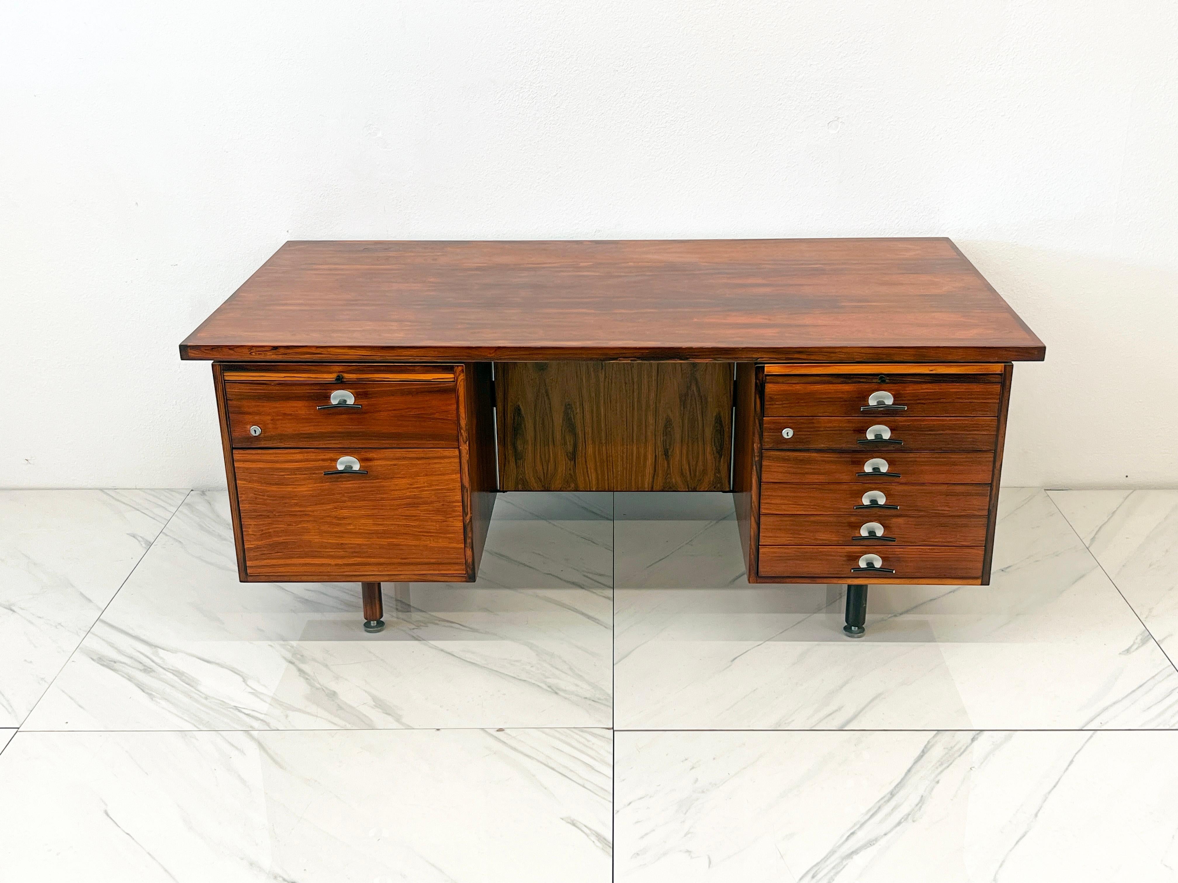 Grande scrivania direzionale in legno di palissandro, Jens Risom, tiranti a Y, anni '60 In condizioni buone in vendita a Culver City, CA