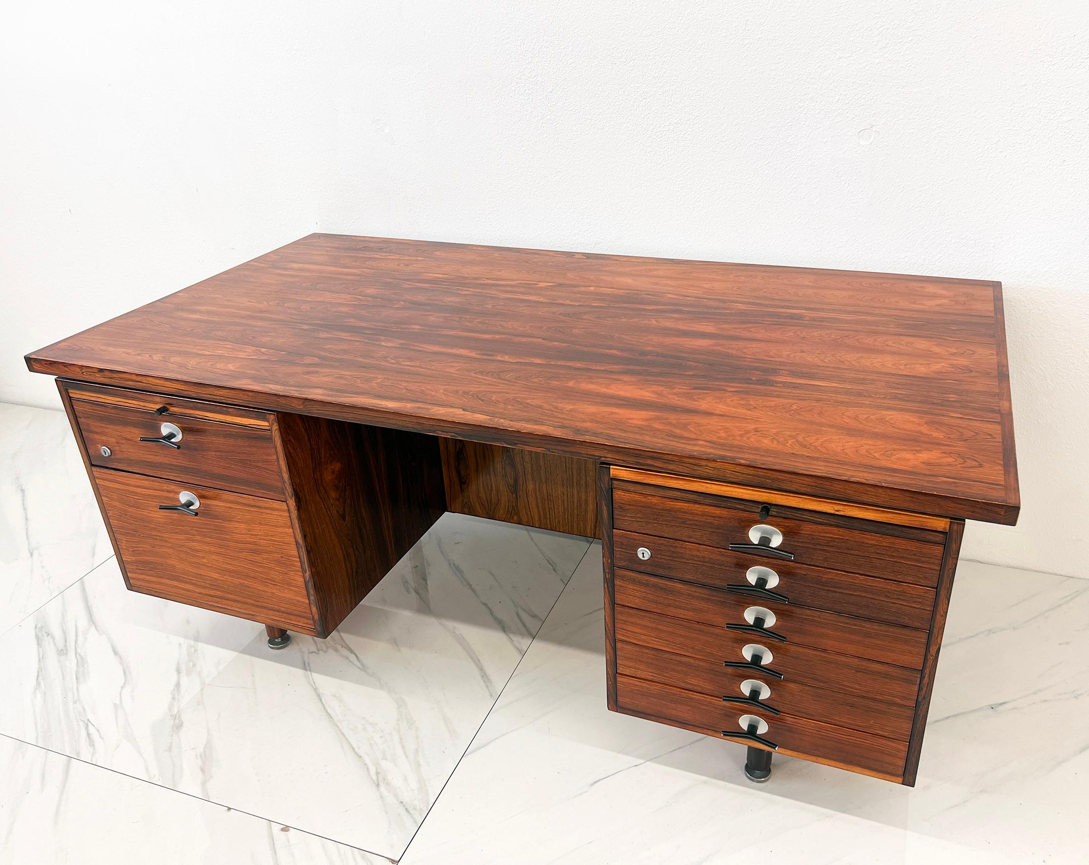 Metà XX secolo Grande scrivania direzionale in legno di palissandro, Jens Risom, tiranti a Y, anni '60 in vendita