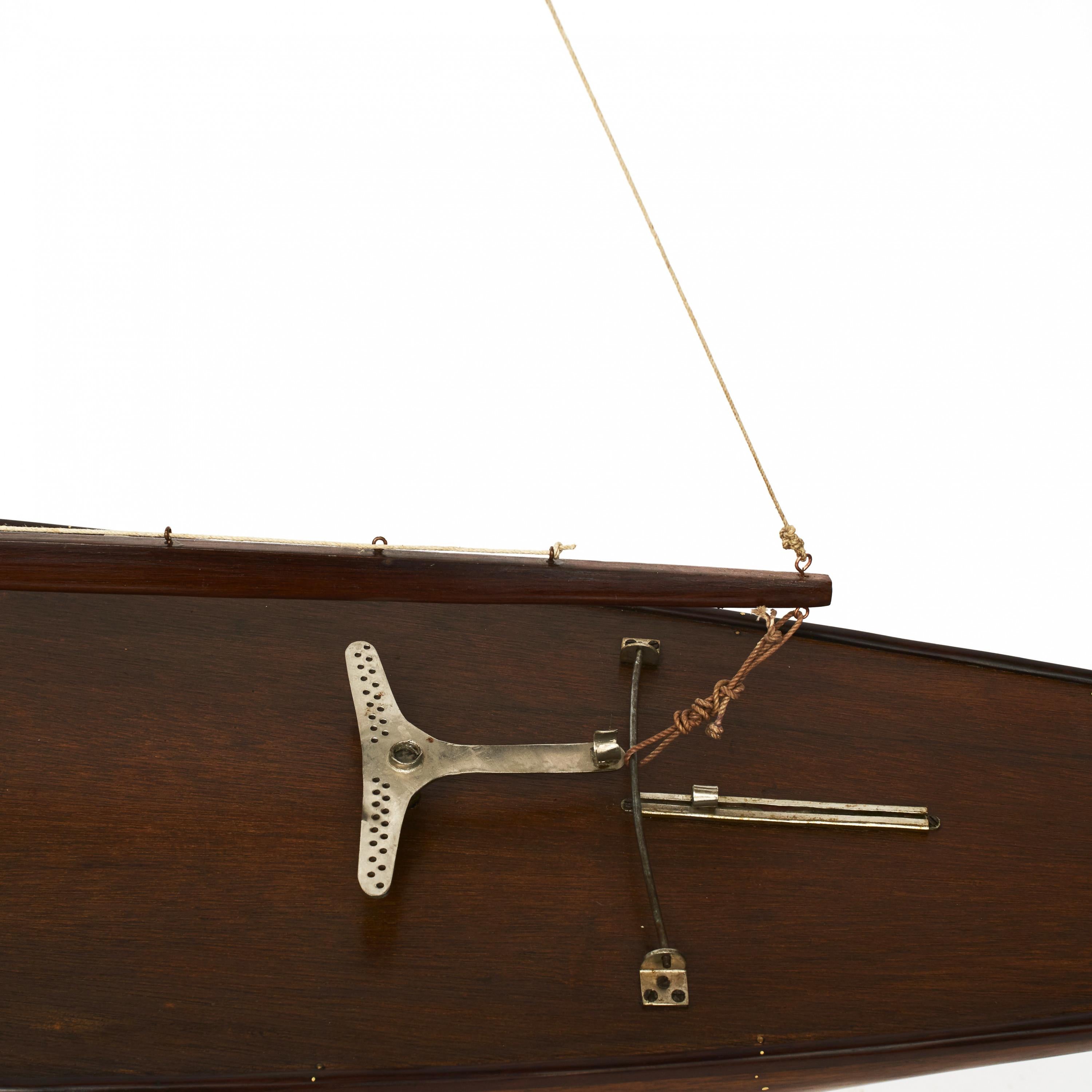Grand modèle de yacht d'étang vintage en bois de rose en vente 3