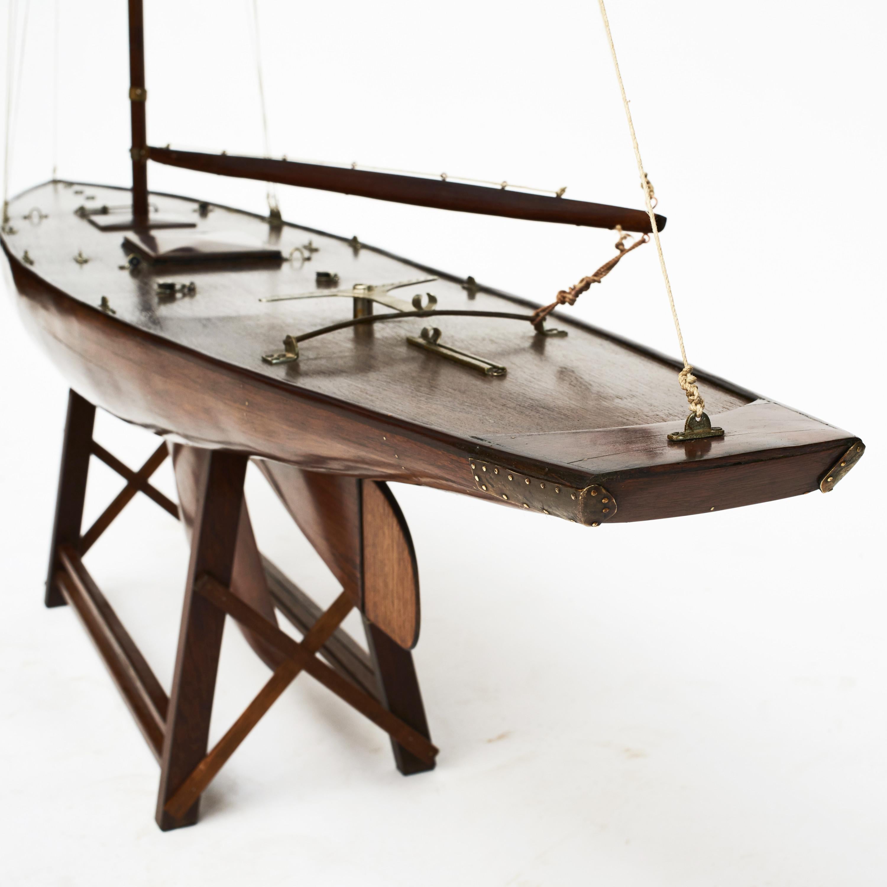 Danois Grand modèle de yacht d'étang vintage en bois de rose en vente