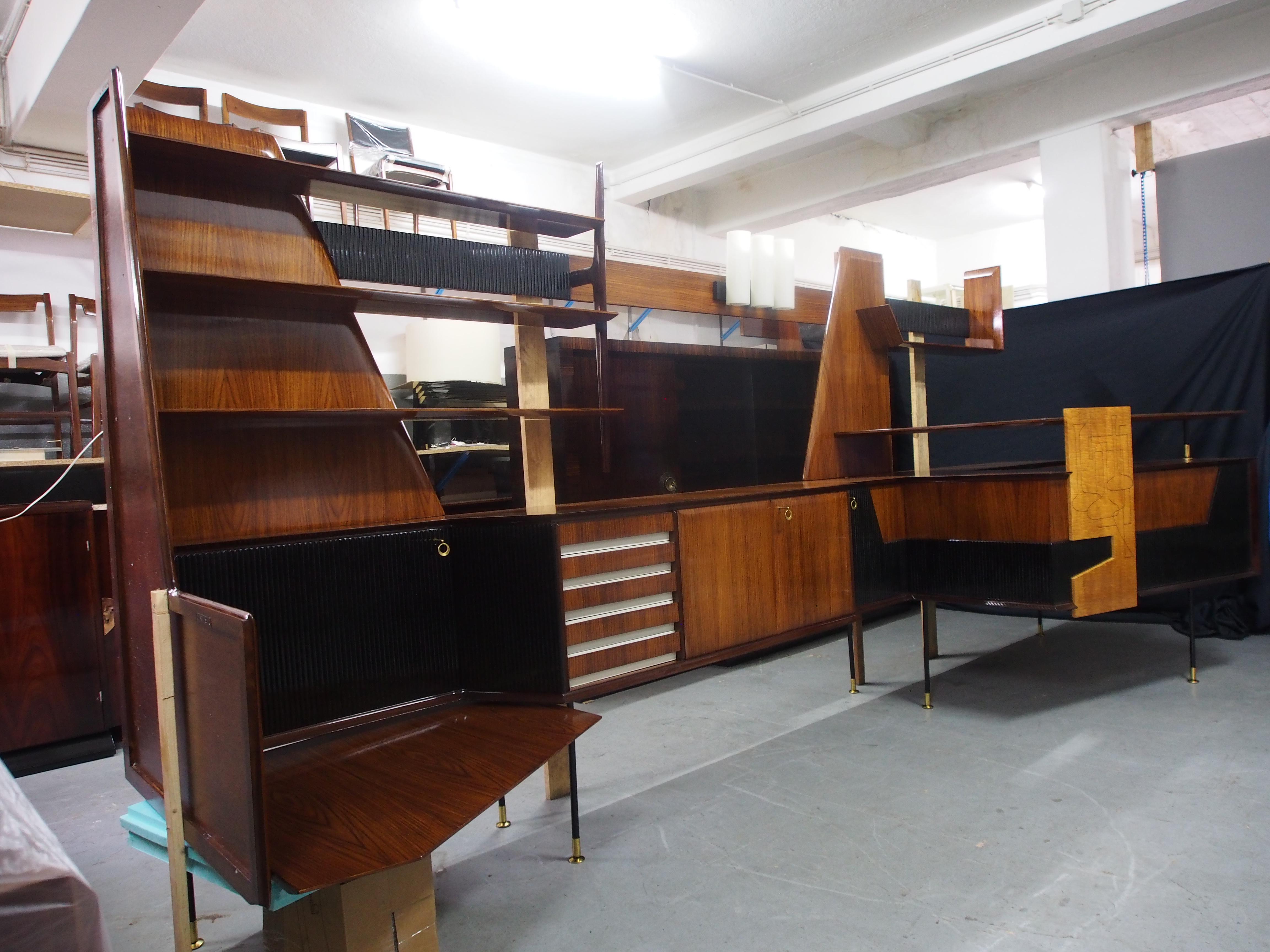Large rosewood wall unit/dry bar by Vittorio Dassi, made in Italy in the 1950's.
Beautifully made in rosewood, ebanized wood and satinwood, details in brass, It has lots of display area and storage area, it has also a serving glass counter.
Amazing