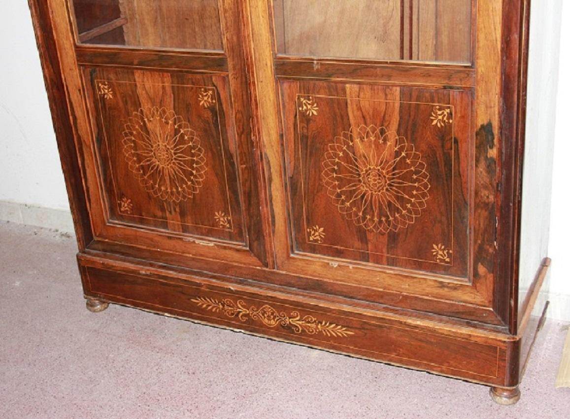 Großes Bücherregal aus Palisanderholzholz im Carlo-XV-Stil mit reichen Intarsienmotiven  (19. Jahrhundert) im Angebot