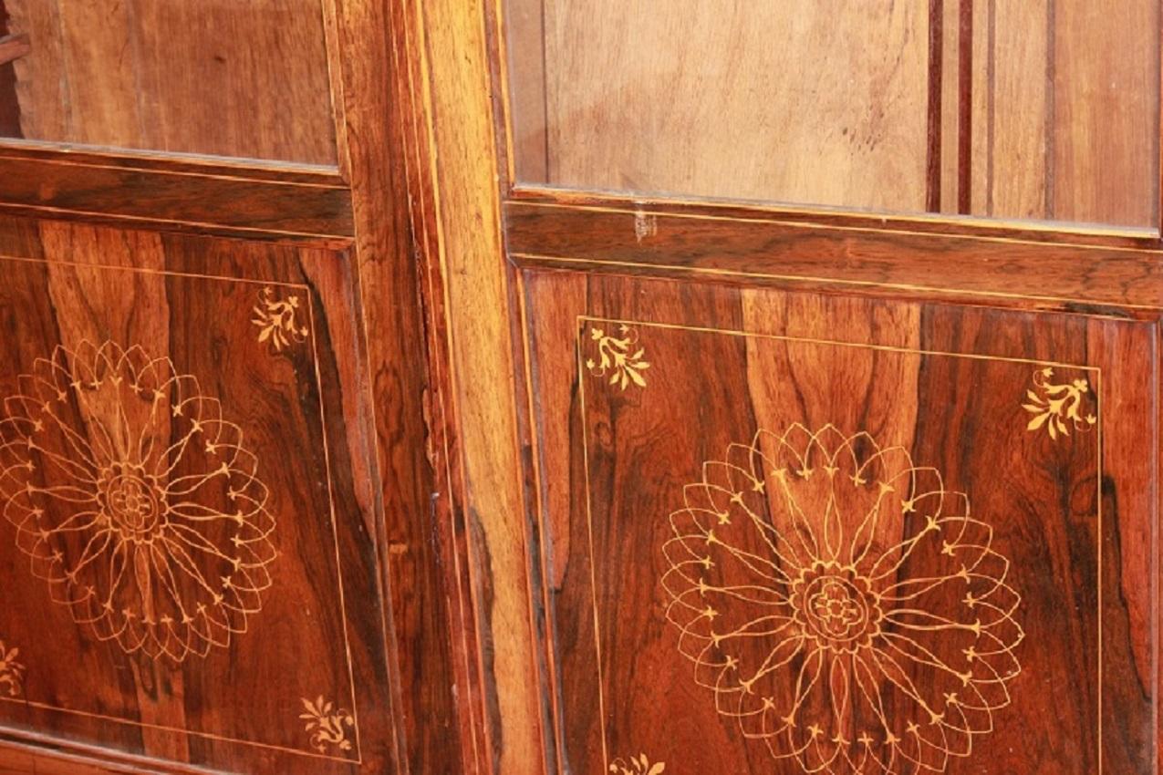 Großes Bücherregal aus Palisanderholzholz im Carlo-XV-Stil mit reichen Intarsienmotiven  im Angebot 1