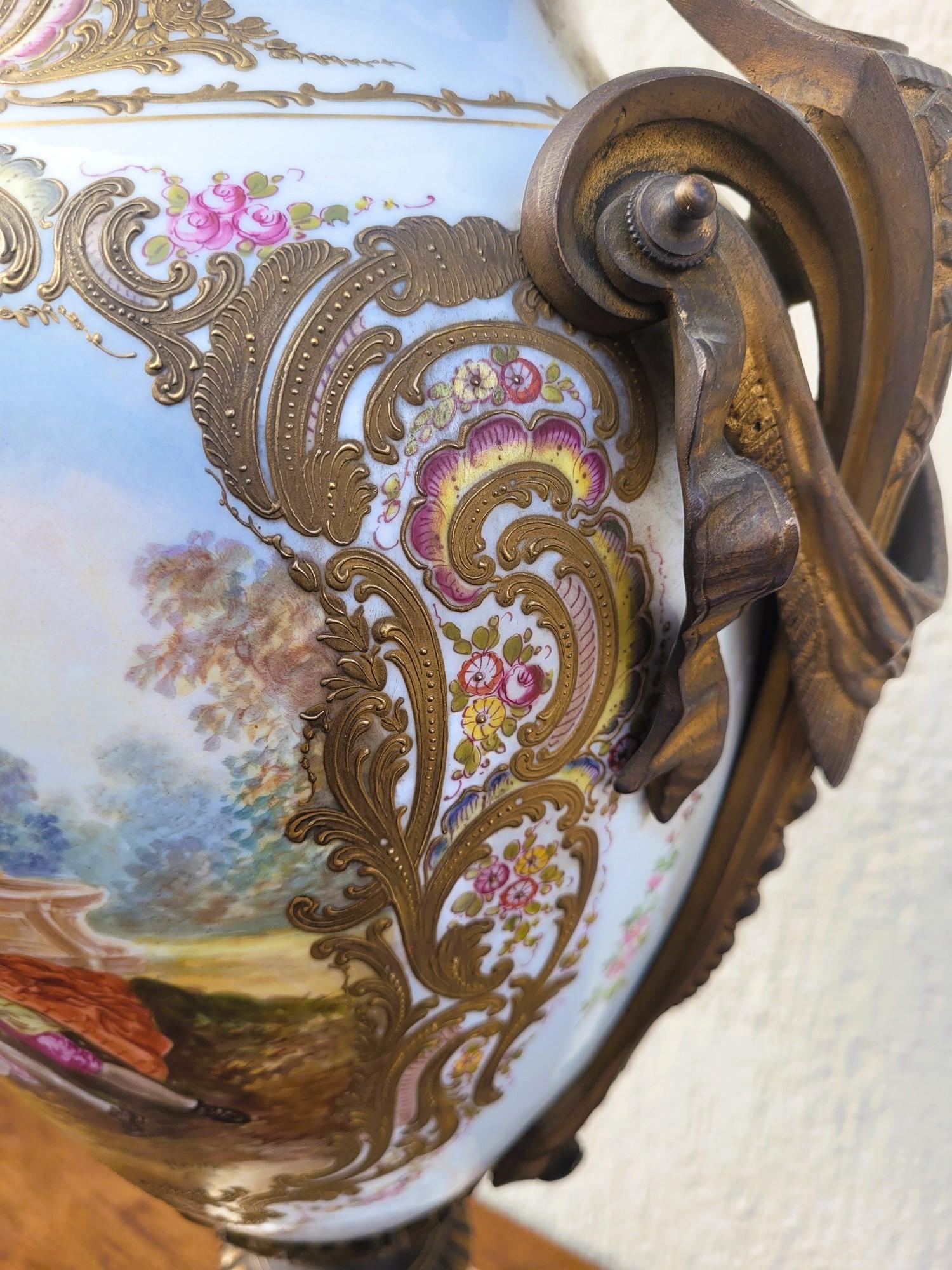 Grand vase rotatif en porcelaine et bronze, Sèvres, XIXe siècle en vente 4