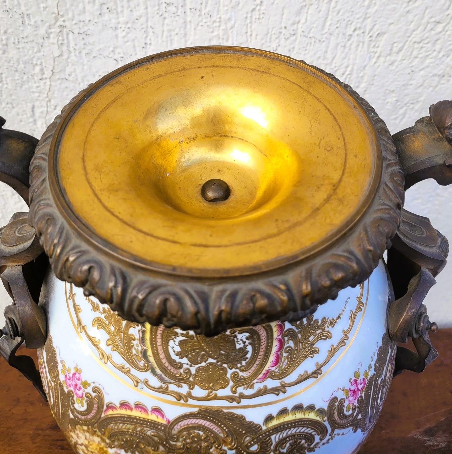 Grand vase rotatif en porcelaine et bronze, Sèvres, XIXe siècle en vente 7