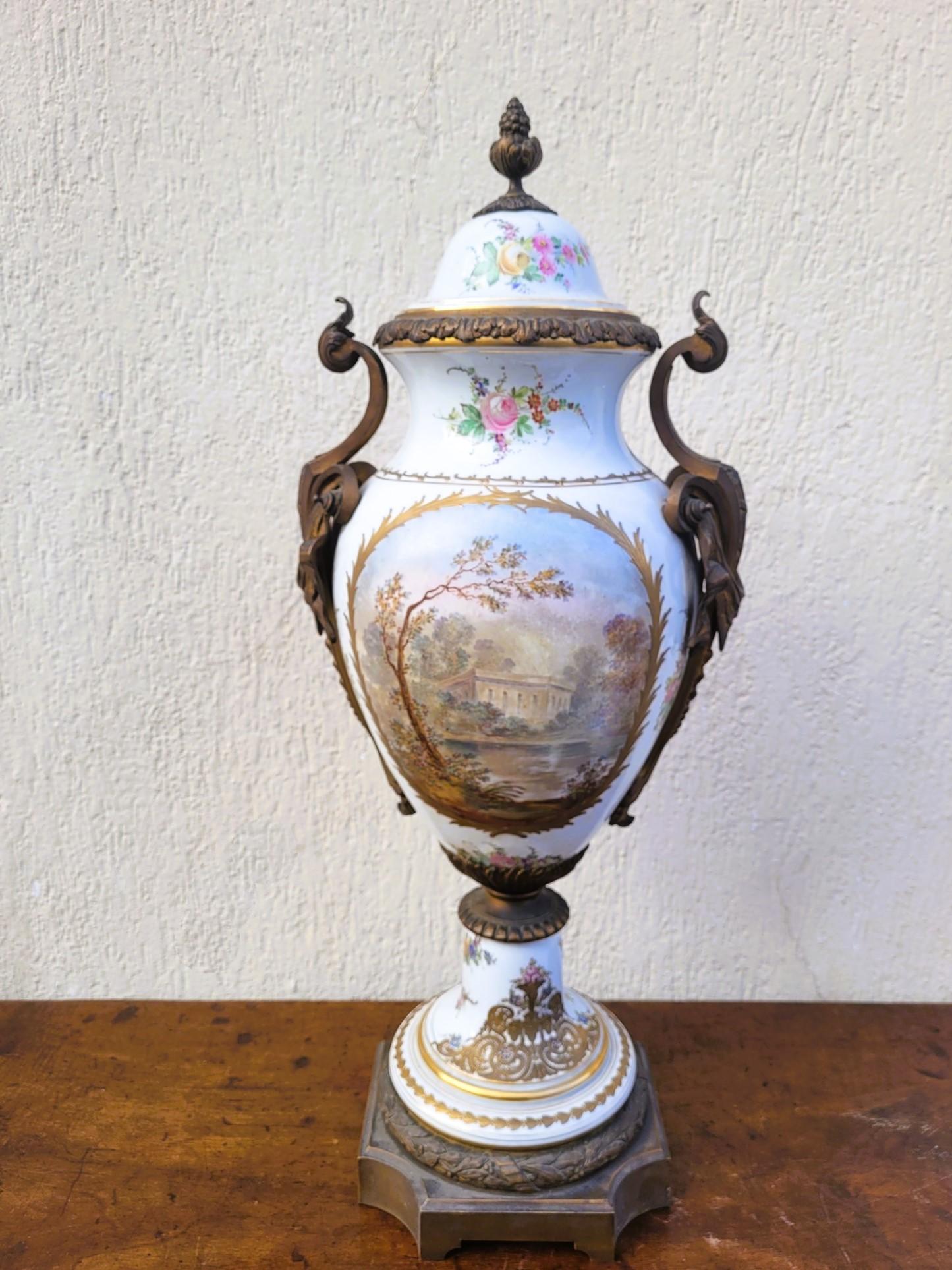Grand vase rotatif en porcelaine et bronze, Sèvres, XIXe siècle en vente 8