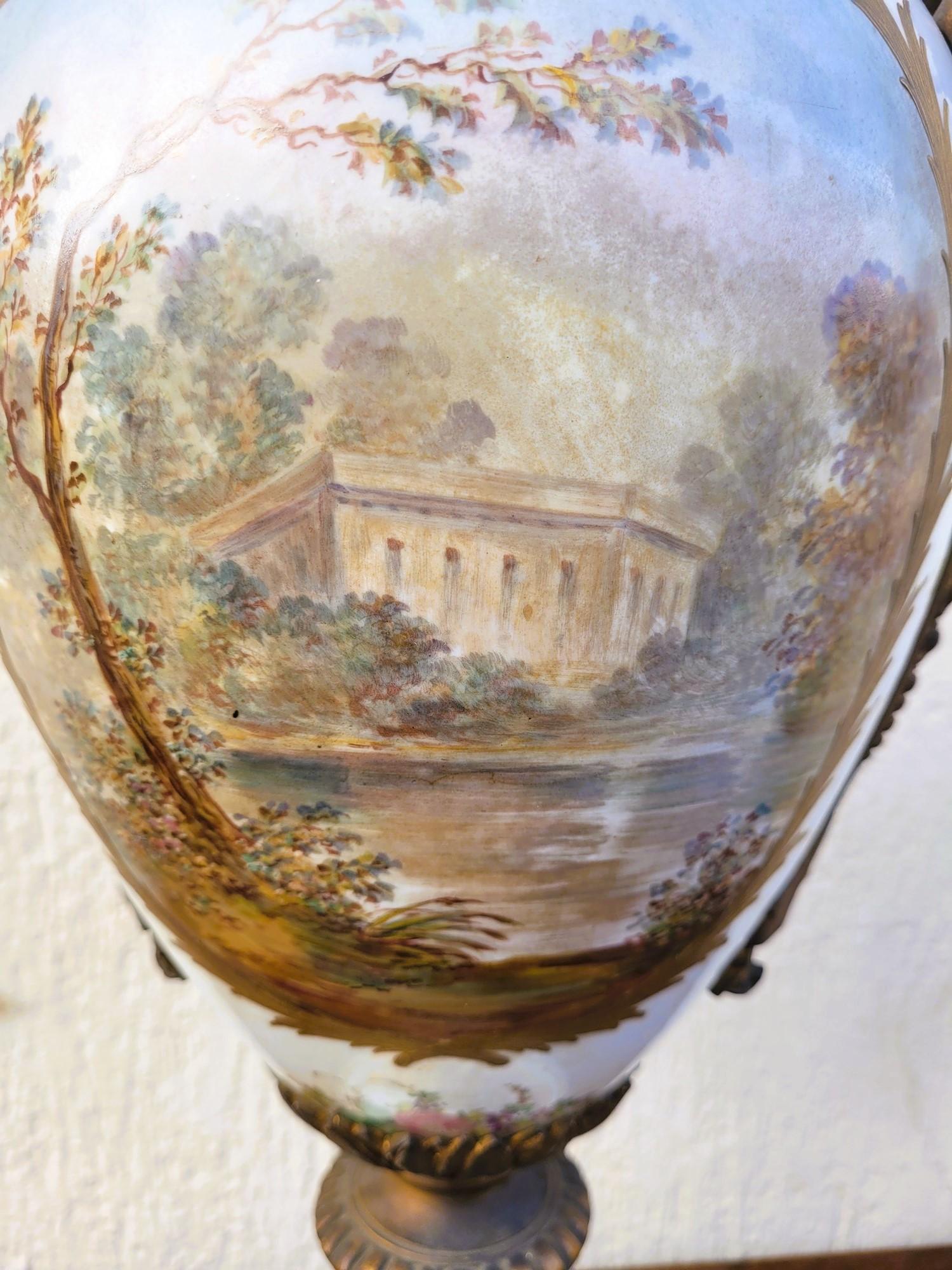 Grand vase rotatif en porcelaine et bronze, Sèvres, XIXe siècle en vente 11