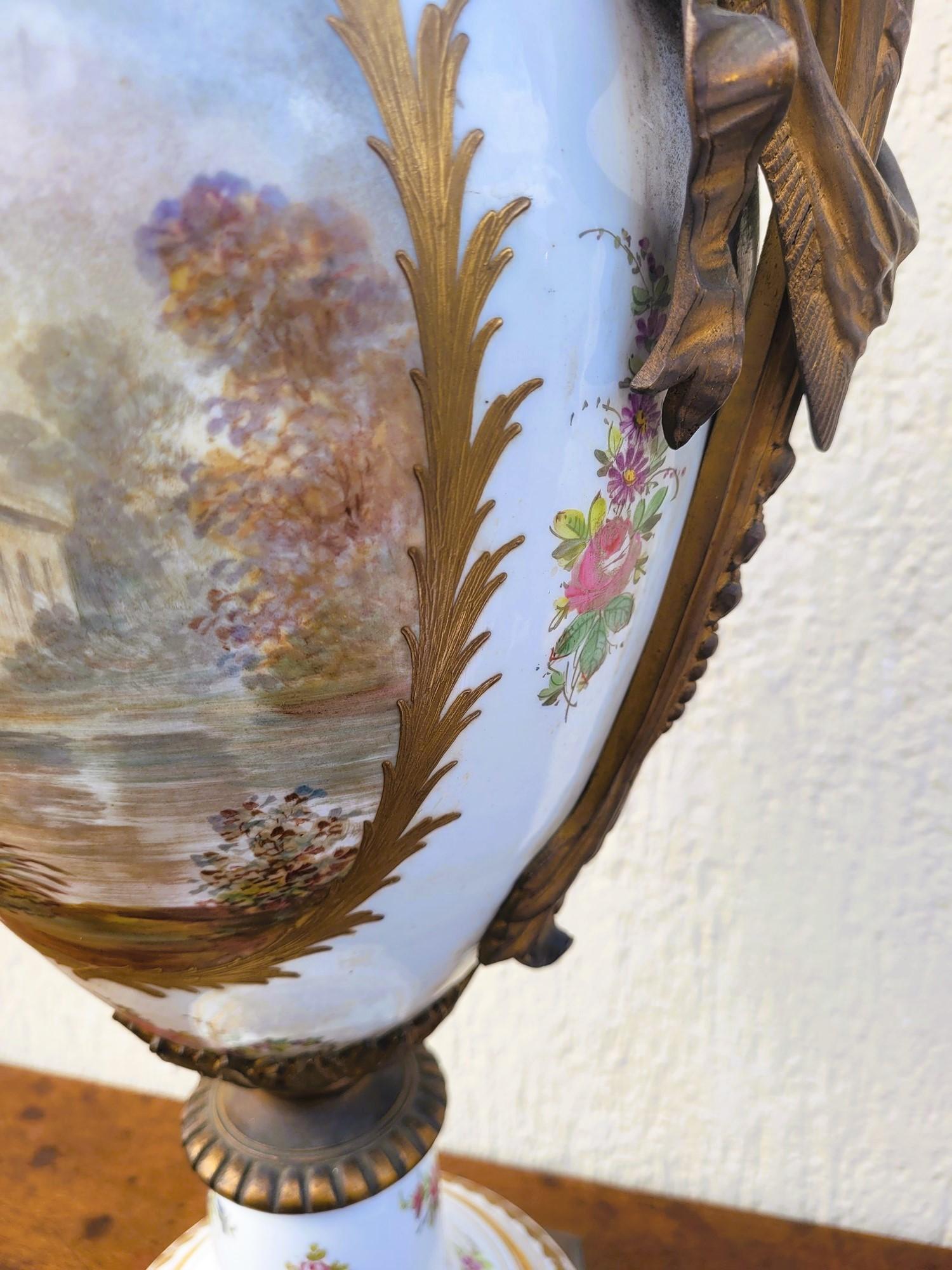Grand vase rotatif en porcelaine et bronze, Sèvres, XIXe siècle en vente 12