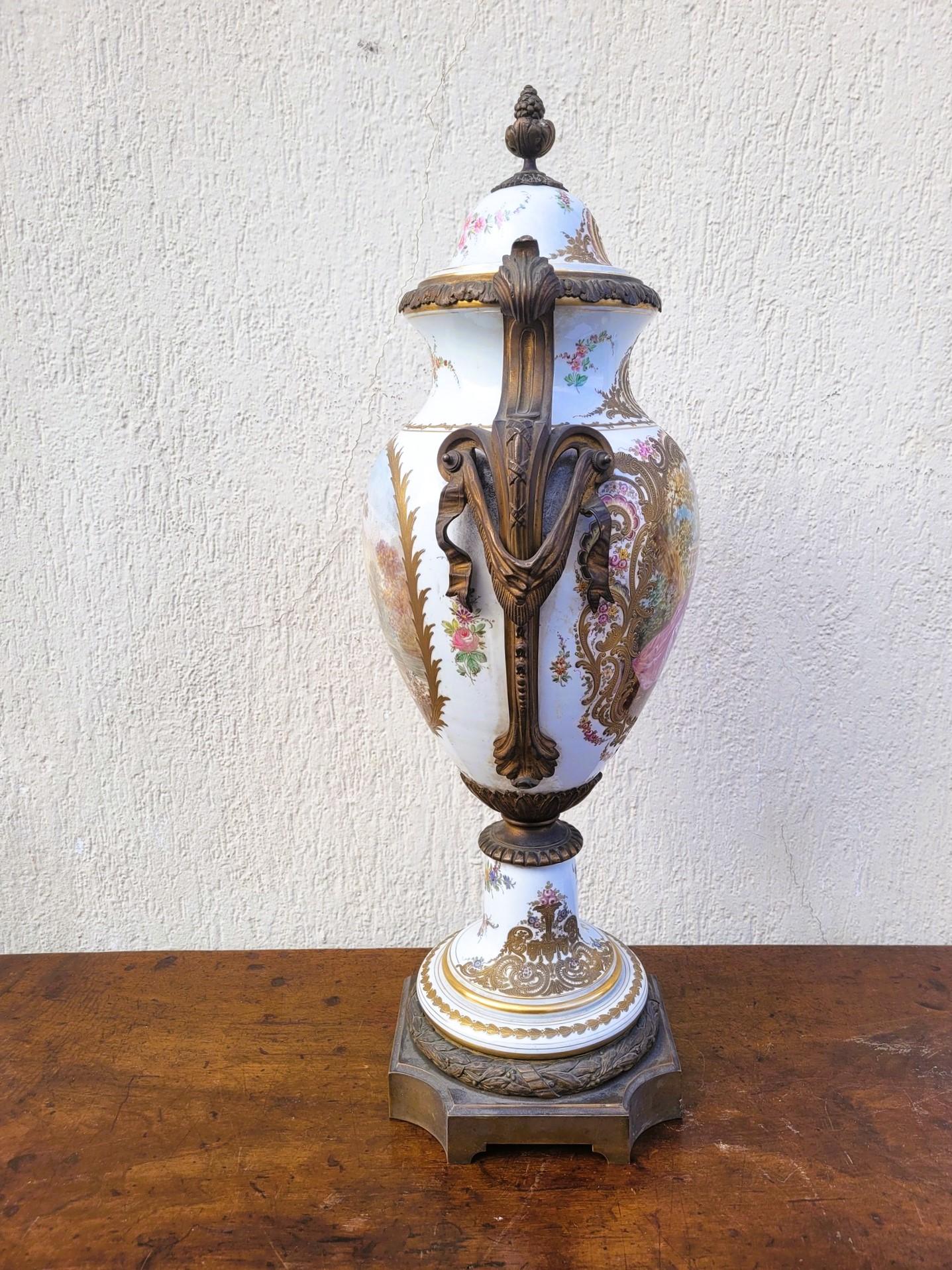 Grand vase rotatif en porcelaine et bronze, Sèvres, XIXe siècle en vente 13