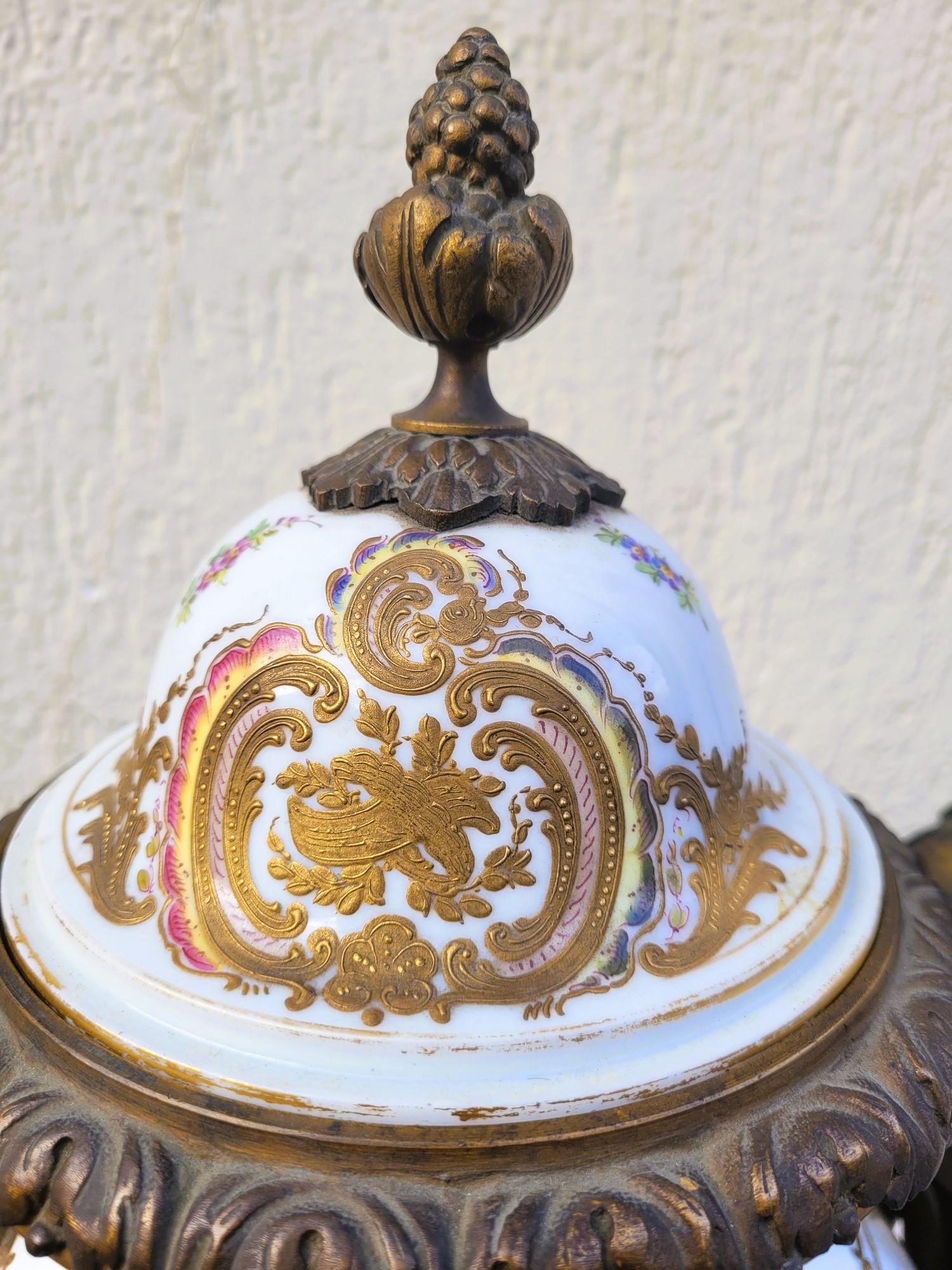 Grand vase tournant en porcelaine et bronze, décoré de scènes galantes signées HENRY, sur le devant et de paysages au dos ; décor de fleurs en couleur et or, sur fond blanc.

Vase en bon état, dans le style de Sèvres, portant la marque de L