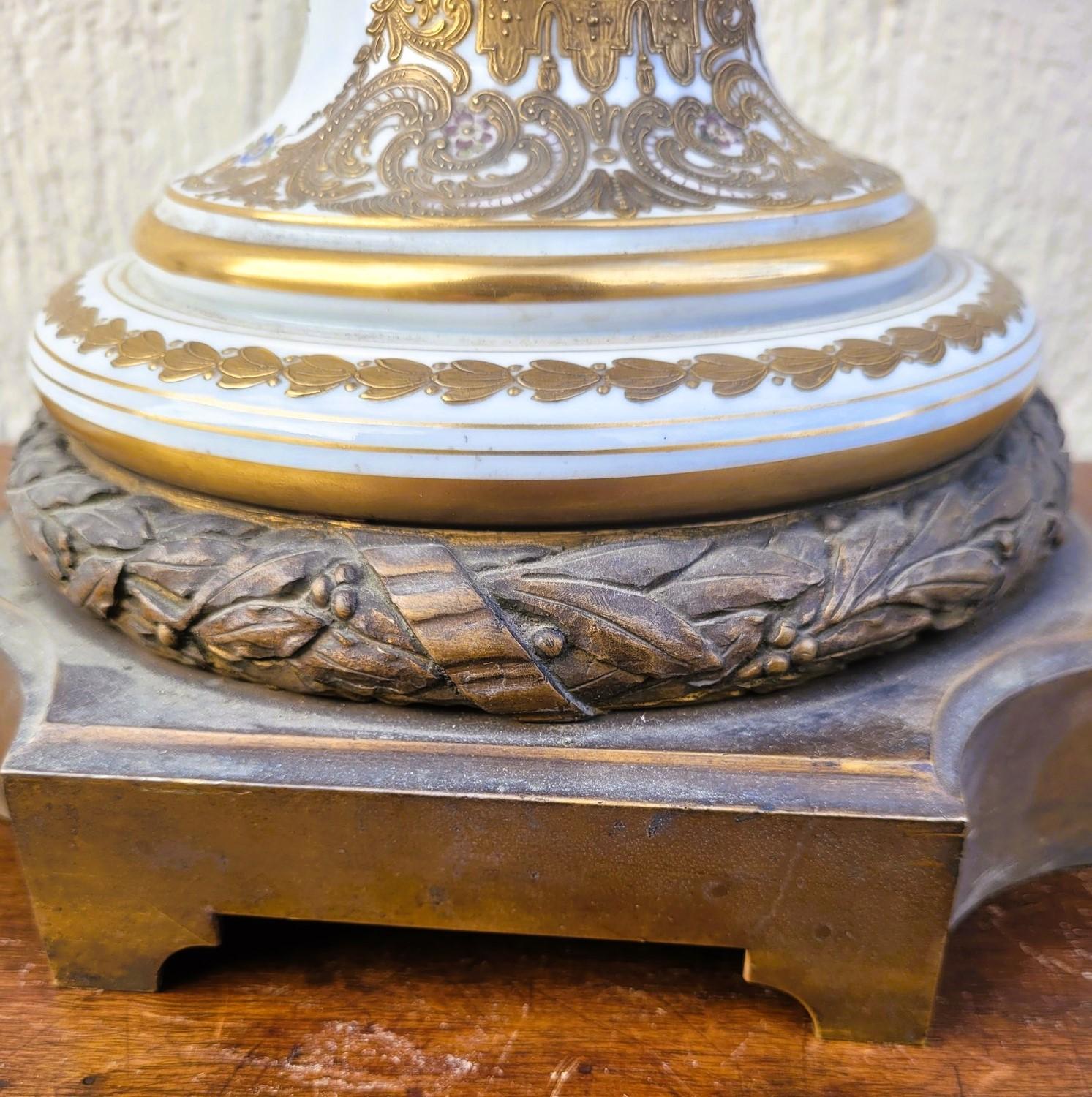 Grand vase rotatif en porcelaine et bronze, Sèvres, XIXe siècle en vente 14